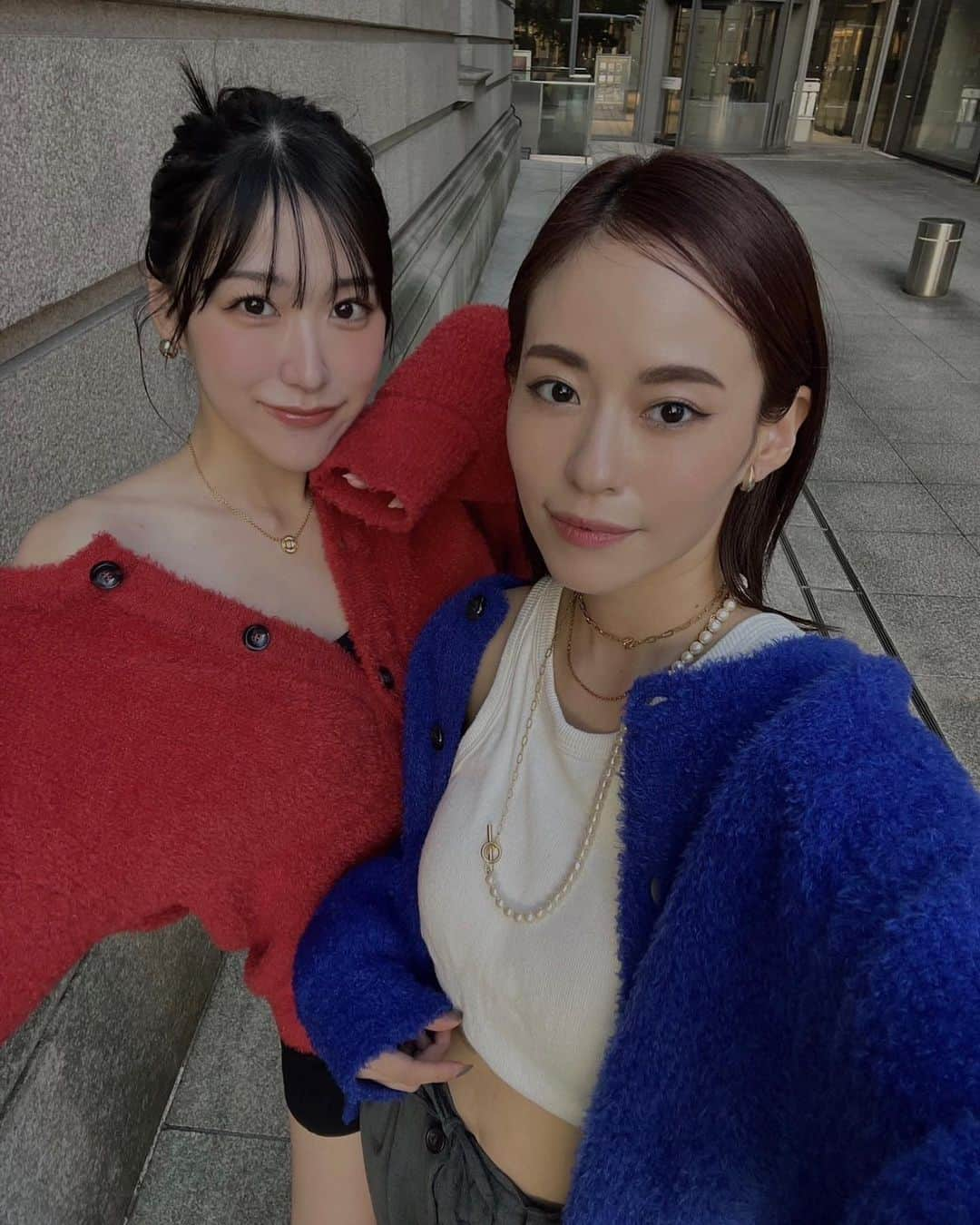 関本香里さんのインスタグラム写真 - (関本香里Instagram)「エネルギュシュなカラーが可愛い ニットカーデはもうすぐ発売です  ❤️💙✌️  #esio #ニットカーデ #秋服」10月4日 21時01分 - kaori_sekimoto_