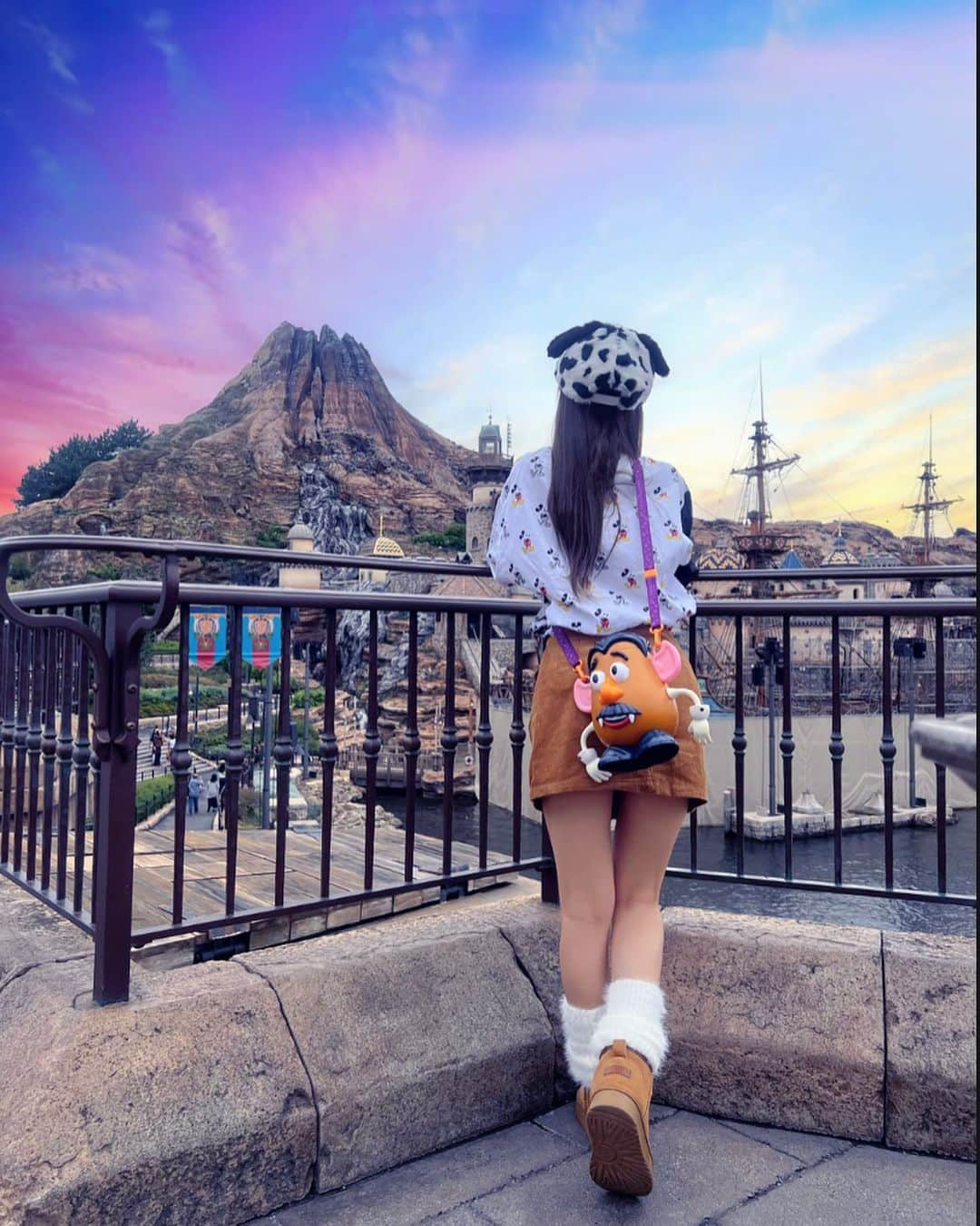 うどんさんのインスタグラム写真 - (うどんInstagram)「Disney❤️うどん 年1のご褒美にDAY🐭  センターとタワテラが好きや❤️‍🔥 今回ので絶叫モチベ上がったからシーズン終わったら富士急に絶対行くっ❣️  あーやっぱたのしいけど野外活動スノボより疲れる件w  #ディズニー#ディズニーコーデ #ディズニーランド #ディズニーシー #ディズニーグッズ #ディズニー写真部 #秋ディズニーコーデ #ディズニーハロウィン #ディズニー好きな人と繋がりたい #ディズニー風景 #ディズニーリゾート #ディズニーカチューシャ #ディズニーストア #ディズニー秋コーデ #秋のディズニーコーデ #シャツコーデ#ディズニーフォト #ディズニー好きと繋がりたい #ディズニーデート#ミッキーコーデ#コーディロイスカート #ポテトヘッド#ポテトヘッド夫妻 #ポップコーン#ポップコーンバケット #ポップコーンバケツ #tdc#東京ディズニーシー #東京ディズニーシー🐭 #Disney」10月4日 21時02分 - udoooonn