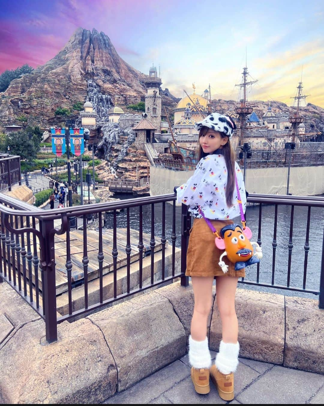 うどんさんのインスタグラム写真 - (うどんInstagram)「Disney❤️うどん 年1のご褒美にDAY🐭  センターとタワテラが好きや❤️‍🔥 今回ので絶叫モチベ上がったからシーズン終わったら富士急に絶対行くっ❣️  あーやっぱたのしいけど野外活動スノボより疲れる件w  #ディズニー#ディズニーコーデ #ディズニーランド #ディズニーシー #ディズニーグッズ #ディズニー写真部 #秋ディズニーコーデ #ディズニーハロウィン #ディズニー好きな人と繋がりたい #ディズニー風景 #ディズニーリゾート #ディズニーカチューシャ #ディズニーストア #ディズニー秋コーデ #秋のディズニーコーデ #シャツコーデ#ディズニーフォト #ディズニー好きと繋がりたい #ディズニーデート#ミッキーコーデ#コーディロイスカート #ポテトヘッド#ポテトヘッド夫妻 #ポップコーン#ポップコーンバケット #ポップコーンバケツ #tdc#東京ディズニーシー #東京ディズニーシー🐭 #Disney」10月4日 21時02分 - udoooonn