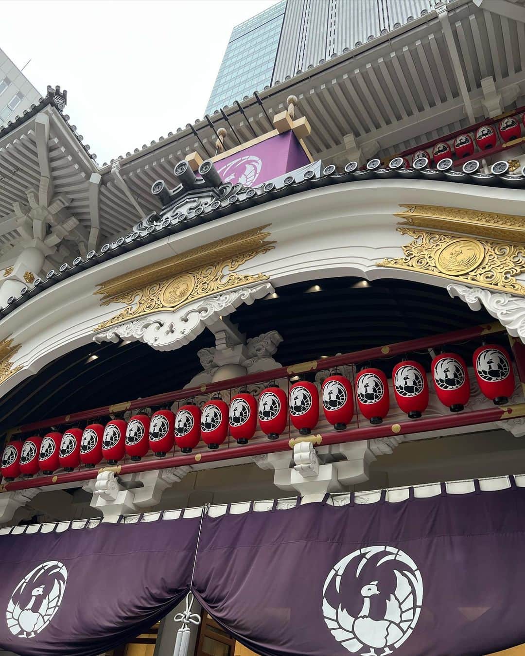 樫木裕実さんのインスタグラム写真 - (樫木裕実Instagram)「錦秋十月大歌舞伎に行って来ました。 ドキドキ。 目的はもちろん、しのぶちゃんの万感の思いであろう 晴れの初歌舞伎座舞台。 いやいやしのぶちゃんと言うより 歴史上初である女性が伝統ある演目に 歌舞伎の舞台へ。  歴史が変わる瞬間をこの目に心に焼き付けてきました。 長い年月毎月歌舞伎座に足を運んでいた 私の母がまさかこんな日がくるとは 思わなかっただろうなぁ。 一緒に観たかったなぁ。  演目は文七元結物語 花道から登場したしのぶちゃんに拍手と掛け声が。 しのぶちゃんの第一声に鳥肌が立ち 感極まって涙が込み上げてきた。 歌舞伎の舞台に女性が出ていて 違和感なんて全く感じず、むしろ溶けこんでいた。 眉毛を潰して役に徹していた立ち振る舞い。 でもすごい存在感。 中村獅童さんと共に役者さんらしく 新たな時代を思わせるしのぶちゃんの演技や身のこなし 素晴らしかった。 泣いて笑ってあっと言う間の90分。 もう終わり！？と、本当に楽しかった。  太ももフェチの私は獅童さんの 太ももにも釘付け🤭  これからの時代こんな風にわかりやすく楽しくて 華やかで笑いが出てしまったり涙が出そうになったり そんな歌舞伎は必要なんだと思う。 もちろん古典の素晴らしさはあると思います。  私は昔母に連れて行ってもらっても 何も分からず、、、だった思いも実はあって 母の送り迎え後のお茶や幕間の食事だけを 楽しみにしてた頃もあって。。 母が大好きだった歌舞伎座は この先もずっとずっと受け継がれ 歌舞伎座はあり続けて欲しいと心から願う。 だから若い方々に是非このような演目を観てもらいたいと思う。  今回1部の天竺徳兵衛韓噺の演目も 華やかでアクションも大蝦蟇のスケールの大きさにも圧巻 尾上松緑さん凄いなぁ。  声出して笑ったり各所で拍手したくなったり 涙出そうになったり そんな歌舞伎座での経験は初めてでした。 終わった後も余韻がすごくて すぐに帰る気になれずよく歌舞伎の帰りに母と行った 落ち着いたコーヒー屋さんを探してたら ふと目に入ったお店へ。  ジョンレノンとヨーコが 静かなひと時を過ごした席に座って カフェオレとケーキを食べながらニャーマネと 歌舞伎余韻談義。  久しぶりにいい時間を過ごせました。 歌舞伎座は嬉しいことにど真ん中の 席で鑑賞できてよく観れました。 しのぶちゃんからありがたくも 記念の手ねぐいをいただきました☺️ 感謝です。 ずっと大切にします。  さて、しのぶちゃん8日の情熱大陸に出演します。 是非皆さん観てくださいね！ 私も楽しみにしています。  追伸　眞秀も来ていて同じ列の席で 母を見守っていた。 久しぶりのまほとの再会💕 ツンデレされた🤣 思春期真っ最中！？😂 でも相変わらず可愛いかった☺️  #寺島しのぶちゃん #歌舞伎 #十月大歌舞伎 #文七元結物語 #中村獅童さん #歴史的瞬間 #ボディメイク #樫木裕実 #寺島しのぶ情熱大陸は今週の日曜日」10月4日 21時02分 - kashikihiromi