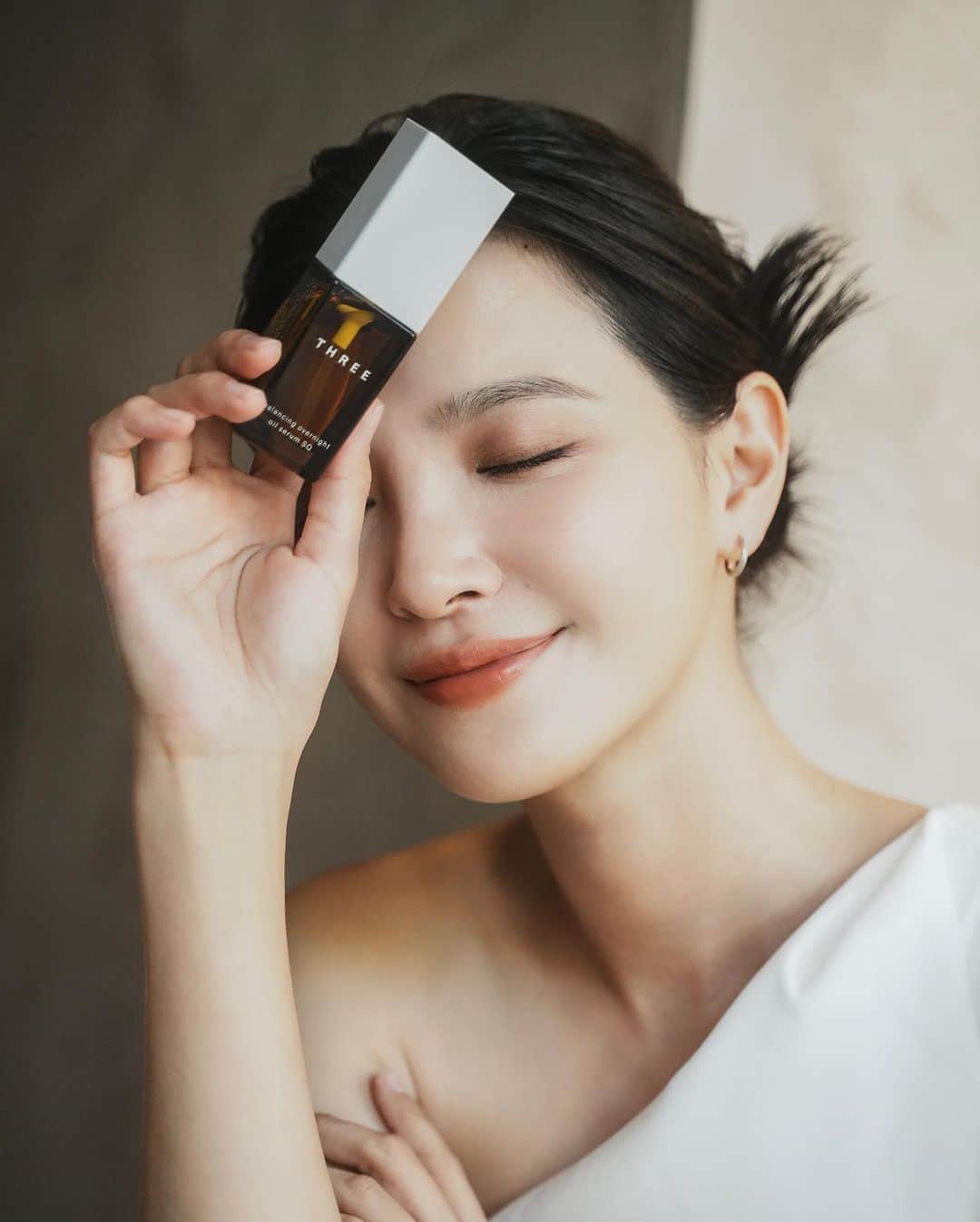 のインスタグラム：「⁡ 你有沒有遇過一種情況，就是身體先感受到壓力，但大腦的感知總是慢一拍，覺得沒事啊！但晚上睡覺的時候才發現全身緊繃，失眠整夜 ⁡ 現代人的忙碌生活，不只有自己給的壓力，還有環境的影響，除了透過運動、冥想，來學習控制與緩解身體上的壓力之外，我覺得最棒的就是「精油保養」！ ⁡ 幾年前就開始用的THREE精油保養，這次新升級推出-平衡SQ舒眠晶摩油，取用日本回收植物原料「原型茶籽」含維他命E能幫助腦部放鬆減壓，並結合檀香、乳香、佛手柑、以及甜橙等精油配方，讓身心一起紓壓藉由保養迅速進入睡眠模式。 ⁡ 睡前在手心按壓上一滴，深呼吸藉由精油來調節疲憊的身心，接著將細緻輕盈的天然保養油按摩臉部至頸部，或是任何想放鬆的地方。 ⁡ 給自己“鬆”一下：「今天，你辛苦了！」即使是軋戲顛倒的日程，都能讓我肌膚維持明亮、澎彈！ ⁡ 分享給大家~希望我們每個人，都能擁有最舒壓、最放鬆的睡眠，同時滋潤肌膚，在夜晚得到最好的修護與照顧。 ⁡ THREE週年慶優惠搶先預購，趕快去專櫃體驗看看！」