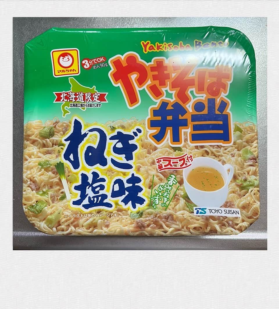 かせきさいだぁのインスタグラム：「本日の質素亭、『マルちゃん 北海道限定 やきそば弁当 ねぎ塩味』❤️うーむ！コレは美味しい〜☺️ゴマ足しました〜 #質素亭 #しっそ亭   ボーちゃん @bose_sdp の真似して、カップ焼きそばを熱湯で３分作ってから、フライパンで付属ソースをかけて炒めます！水分が飛んで美味しい〜❤️付属スープも別に茹でたお湯で作りま〜す☺️」