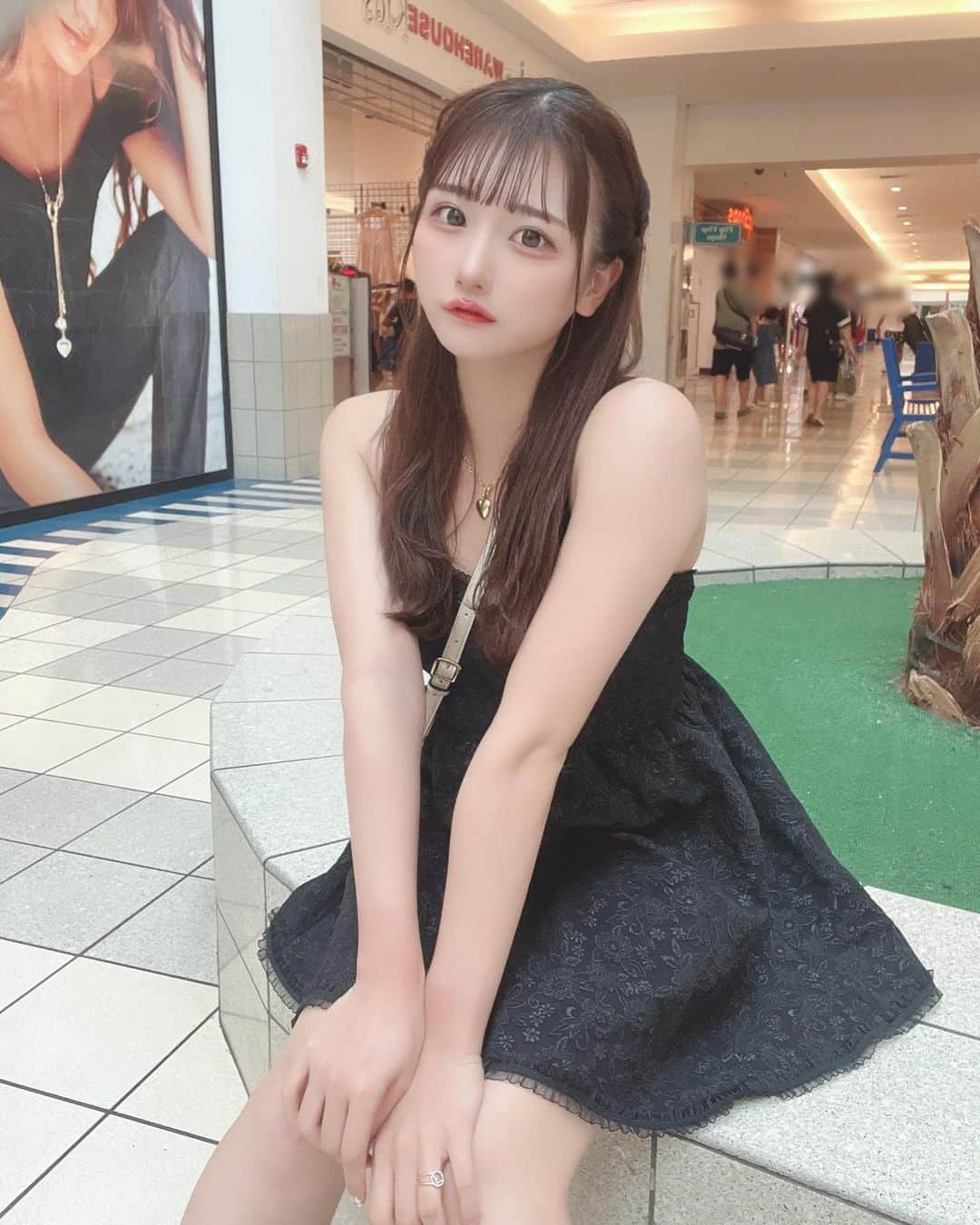のインスタグラム：「会いたい…？♡💭 ．  ．  ． 2泊3日グアムいってきたよ´` 2ヶ月前くらいに三連休の存在知って合わせてお休みとってくれた家族に感謝すぎる.˚‧º·(°இωஇ°)‧º·˚.アイドル初めてからなかなか家族で海外旅行行けなかったんだけど(コロナもあって🥲)今回行けてよかった🥹いつもグアム4日以上だったから3日間にめちゃつめこんだ🤤そんななかアサイーボウル行きたいいったら連れてってくれた！あとあすかのだいすきなKマート♡お姉ちゃんとぱぱとままと4人の時間とても好き🤤あすかもそろそろ親孝行したいなー🥹笑でも昨日親孝行😉っていってみんなのステーキカットしたよ(？)ステーキカット楽しい🤤これからも笑顔でいたいなあ🧑🏼‍🦱👨🏻‍🦱👩‍🦱👧🏻 ． 食べ過ぎたので明日からダイエットするね🥹🥹🥹そろそろ！やばい！！！！😵‍💫 ． また写真待ってて♡  ．  #japaneseidol #japanesegirl #idol #instagood #instalike #selca #followforfollowback #selfie #today #ootd #dailylook #instafashion #followme #簡単ヘアアレンジ #makeup #今日のコーデ  #アイドル  #海外旅行  #ショッピングモール  #旅行 #いいね返し #自撮り #自撮り女子 #自撮り界隈 #推してください #黒ワンピース #マイクロネシアモール #ワンピースコーデ #グアム旅行」