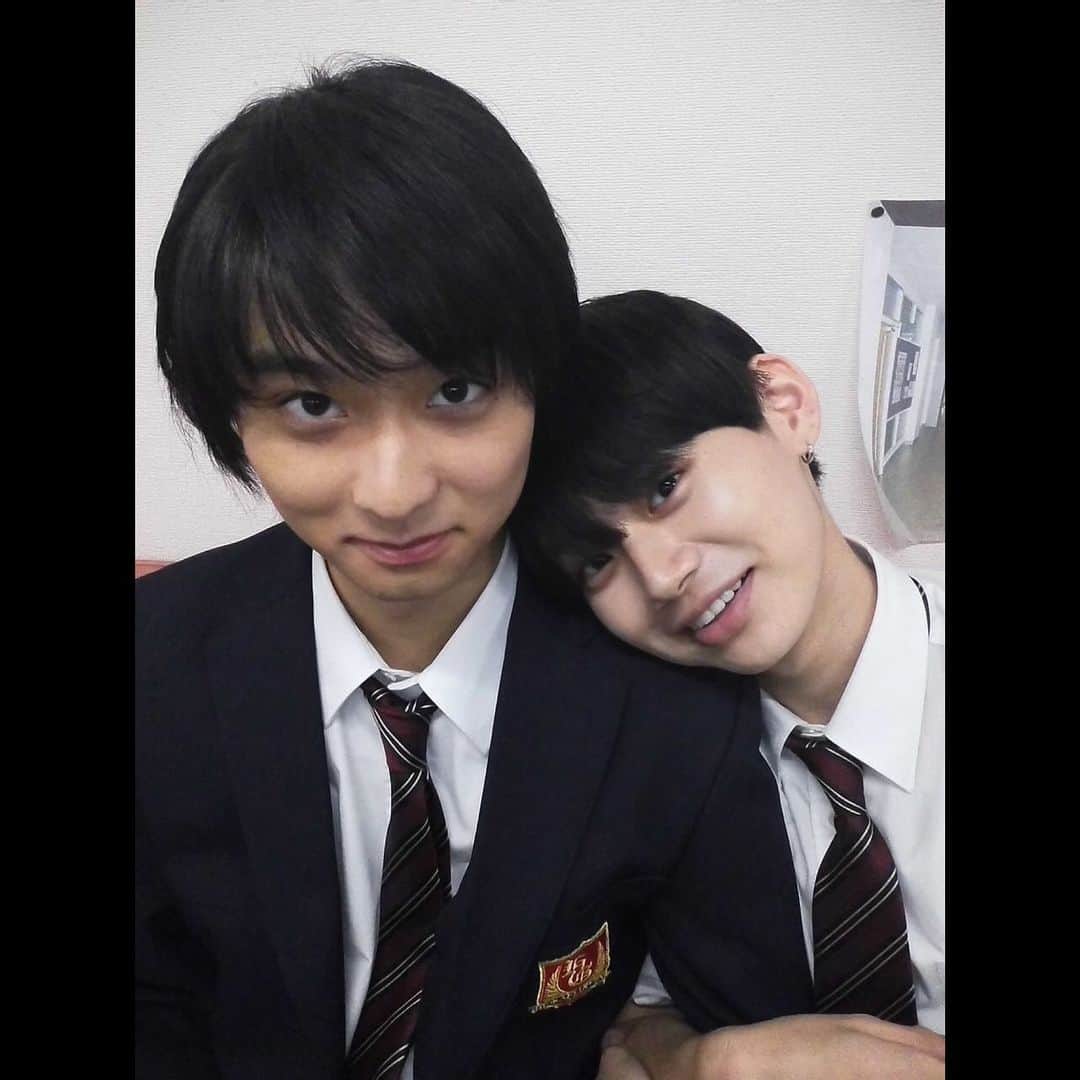奥平大兼さんのインスタグラム写真 - (奥平大兼Instagram)「だいぶ投稿するのがお久しぶりな気がします。 最高の教師が放送終了してから少し経ちました。 最終回が終わって、いろんな反響がありたくさんの感想とコメントを読ませていただきました。 そして、Huluにて卒業してから2年後の生徒たちの、「拝啓、大人になる貴方へ」が配信されてます。 大人になった3年D組の子達も見てみてください。 いつの日かあげるって言ったオフショットです。  #PR #最高の教師」10月4日 21時05分 - okudairadaiken_official