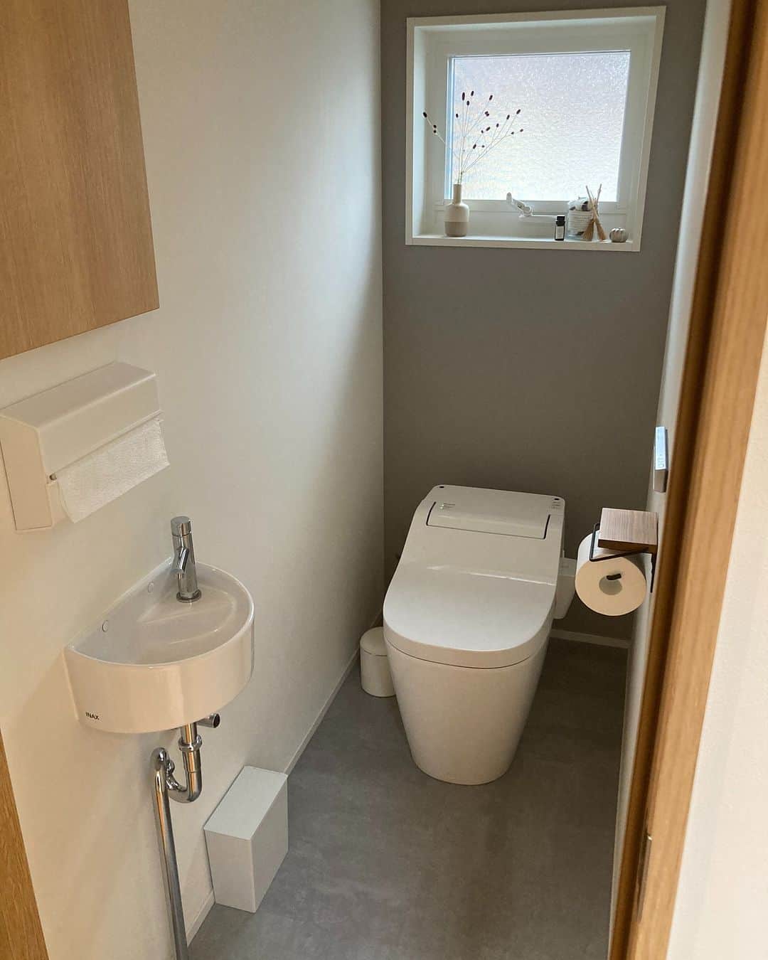 ムクリ［mukuri］さんのインスタグラム写真 - (ムクリ［mukuri］Instagram)「ベースカラー３色をバランス良く取り入れた洗面所と落ち着いた雰囲気を目指したトイレ〜中庭があるロの字型の家（y_home_1225さん）  木と白、グレーをベースにした ３色の配色が、バランス良く調和された Hitomiさんのお家の洗面所とトイレ。  スタイリッシュさとあたたかみの 両方を持ち合わせ、全体のまとまりと 落ち着きを感じる素敵な空間になっています。  収納も計算し尽くされた 使い勝手の良い造作洗面所は 以前の家で暮らしていた経験をもとに 収納の場所と数をしっかり考えた上で 造作を依頼したそう。  グレーをアクセントにしたトイレは 壁排水にし、配管を目立たなくしたり 起こり得る予測も取り入れ ドアを外開きにしたり。  独立した空間だからこそ 使う場面をしっかり想定し ひとつひとつ考えられた細やかな工夫が とても参考になります。 ぜひご覧くださいね♩  @y_home_1225 さん、ありがとうございました！  (編集:maki）  ▶詳細はプロフィールのURLよりご覧ください プロフィールはこちらから @mukuri_official ・  –––––––––––––––––– ムクリ公式アカウントでは くらしの中にある"好き"や"コダワリ"を毎日お届け。  インテリア、整理収納から家づくりなど 日常で参考になる情報から サラッと読める短編コラムまで ご紹介していますのでフォローしてぜひご覧ください。 ▶︎ @mukuri_official ・  「 #ムクリ 」のタグもいつも楽しく拝見しています☺️  オリジナルブランドは @daily_mukuri  くらしの中にあったらいいいな、 そんな商品を企画・制作、集めています。 ––––––––––––––––––  #造作洗面台 #洗面所 #洗面脱衣室 #サンワカンパニー #ハトリアオーバル #洗面ボウル #壁付け水栓 #フロアタイル #タイル壁 #コンセントの位置 #注文住宅 #マイホーム記録 #マイホームアカウント #中庭のある家 #ロの字型の家 #半平屋#くらしの編集#ムクリ」10月4日 21時05分 - mukuri_official