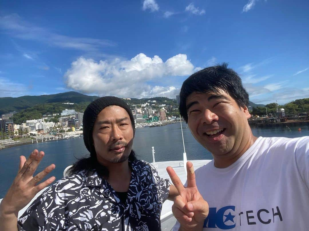 蛭川 慎太郎さんのインスタグラム写真 - (蛭川 慎太郎Instagram)「熱海SPありがとございましたー！ 写真は伝説のサーファー感あるパンサー菅さんと伝説のレゲエダンサー感あるチョコプラまっちゃんと📸 まっちゃんのタンクトップ通気性抜群。 #有吉の壁」10月4日 21時05分 - hirukawa_holdings