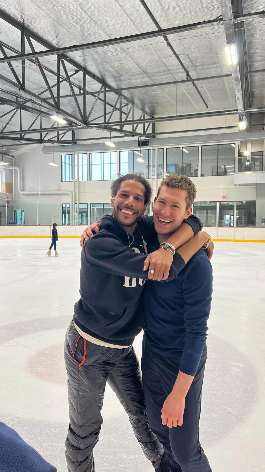 ジェイソン・ブラウンのインスタグラム：「New season, new programs, same @rohenew! 🤣 Excited to kick it off in Japan this weekend! ♥️⛸️  新しいシーズン、新しいプログラム、同じ振付師! 今週末はジャパンオオペンです！😍🇯🇵  @jocoi2023_official_account #japanopen #japan #saitama #teamevent #teamnorthamerica #figureskating #choreography #newseason #skating #iceskating #training #choreo #programs #newprograms #teamusa #usfigureskating @usfigureskating」