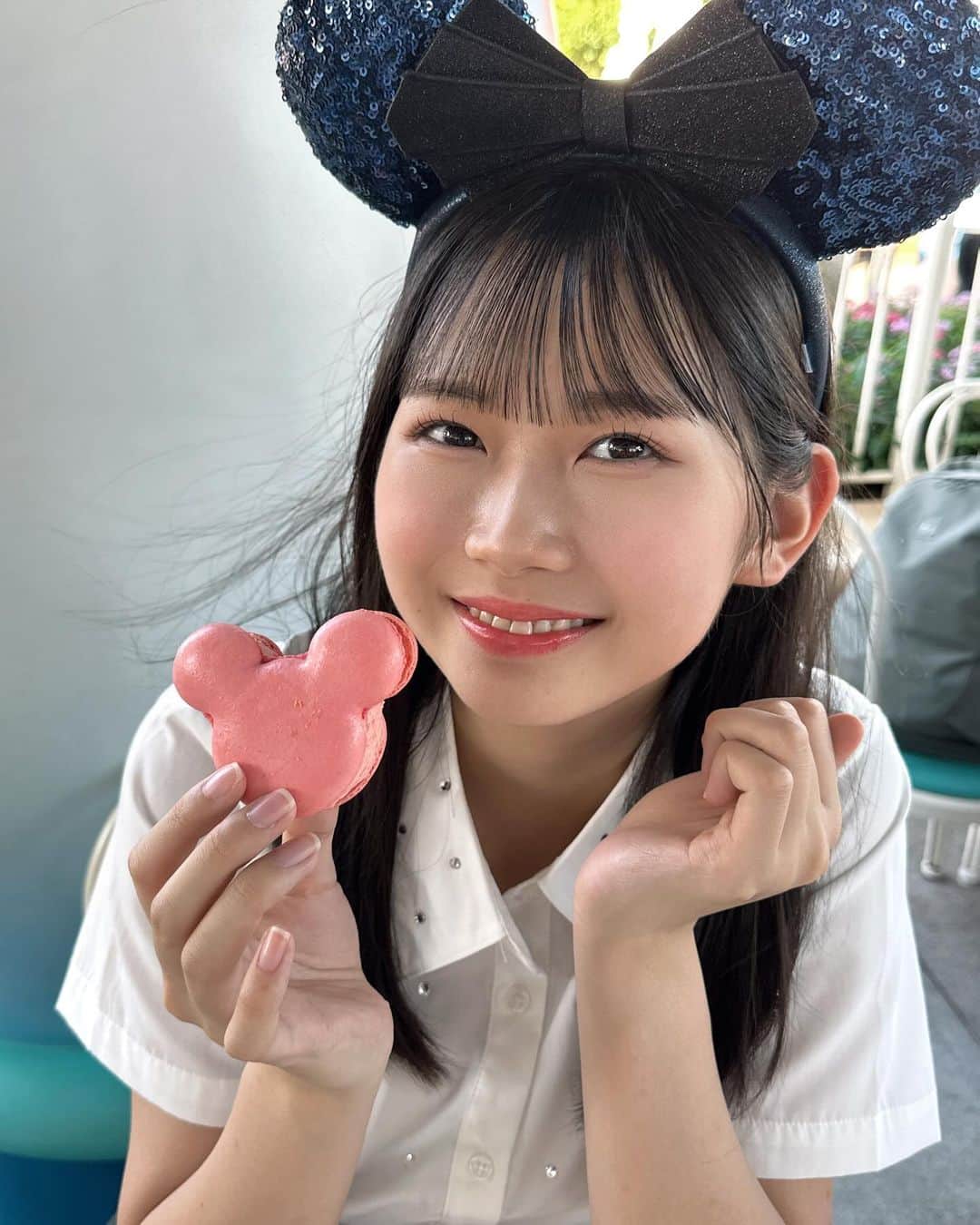 のインスタグラム：「・ 大好き夢の国！！ 何回行っても幸せな気分になるなぁ🫶🏻🫶🏻🫶🏻  1、2枚目謎の風吹いてる😂  #モーニング娘23  #morningmusume  #岡村ほまれ  #ほまたん #ほまたん優勝  #羽賀朱音 さん #ほまねちん ？！ #ディズニーランド  #ディズニーコーデ  #ディズニーハロウィン」