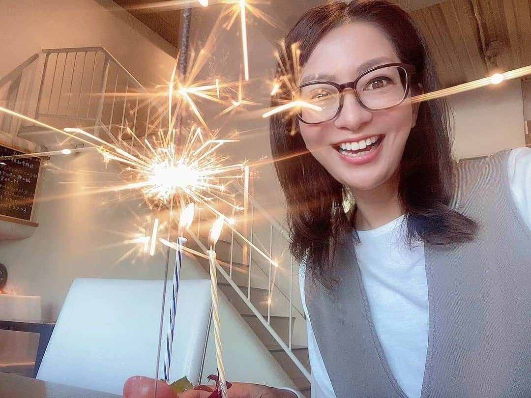 海津ゆうこさんのインスタグラム写真 - (海津ゆうこInstagram)「昨日、誕生日を迎えレベル45になりました😊  45だよ！！ 45ってもっと大人で凄いと思っていたけど、 自分がなってみるとそうでもなかったり…（笑）  今年はやりたいことは全部やる。そんな年にします。 楽しむぞ〜🫶  SPSのお料理でお祝いをしてもらいました。 何食べても本当に美味しくて素敵なお店です✨  #誕生日 #誕生日プレート #45歳 #４５歳からの自分を大事にする暮らし #誕生日プレゼントありがとう #ありがとう #instagood #instadaily #instalike #instalife #instapic #フリーアナウンサー#ラジオパーソナリティー」10月4日 21時15分 - yuco310