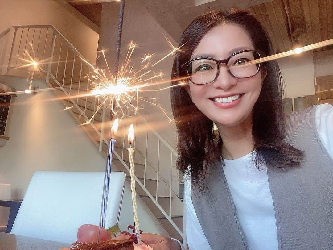 海津ゆうこさんのインスタグラム写真 - (海津ゆうこInstagram)「昨日、誕生日を迎えレベル45になりました😊  45だよ！！ 45ってもっと大人で凄いと思っていたけど、 自分がなってみるとそうでもなかったり…（笑）  今年はやりたいことは全部やる。そんな年にします。 楽しむぞ〜🫶  SPSのお料理でお祝いをしてもらいました。 何食べても本当に美味しくて素敵なお店です✨  #誕生日 #誕生日プレート #45歳 #４５歳からの自分を大事にする暮らし #誕生日プレゼントありがとう #ありがとう #instagood #instadaily #instalike #instalife #instapic #フリーアナウンサー#ラジオパーソナリティー」10月4日 21時15分 - yuco310