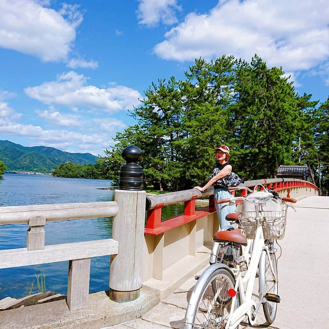 富永美樹さんのインスタグラム写真 - (富永美樹Instagram)「#どこでしょう ？少し遅めの夏休み 行きは#自転車 帰りは#モーターボート に乗ってみました ヒント 全長3.6km ちょっとヘンなポーズをして見ます ちなみに 友達のあきちゃんは#関西在住   #初訪問  こんなに#海がきれい だとは😍 #海 #白砂青松 #童心 #童心にかえる  #旅 #旅行 #旅行好き  #旅行記  #クイズ  #答え はヘンなポーズと共に次回😁」10月4日 21時15分 - miki.tominaga.official