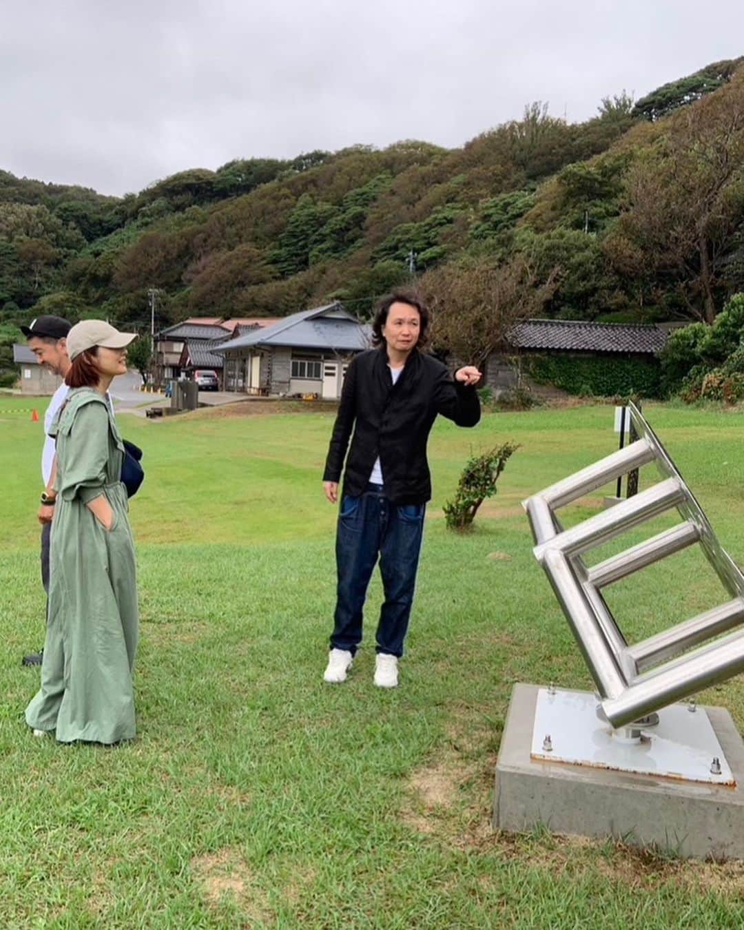 常盤貴子さんのインスタグラム写真 - (常盤貴子Instagram)「奥能登国際芸術祭2023  朗読劇「うつつ・ふる・すず」のスタンバイは、毎日通常の展示が終わってからだったから、それまでの間に少しづつ、少しづつ、芸術祭を堪能！！  最高ですっ！！ どかに行っても気持ち良いし、地元サポーターの方々とのお喋りも楽しいし、何より作品たちが、素晴らしい😍✨  映えもたくさんあって、写真撮り合いながらゲラゲラ笑って！！ 芸術祭楽しいぃぃ🎵  @okunotojp   #載せきれない  #しばらくお付き合いくださいませ  #でも私は知っている  #昨日  #京都画報  #kbs京都 では #既にオンエア  #してしまったことを  #また間に合わなかった  #近々  #さりげなく」10月4日 21時07分 - takakotokiwa_official