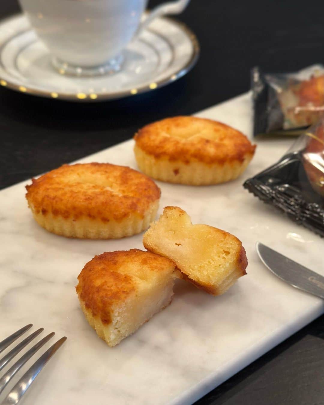 黒田麻理耶さんのインスタグラム写真 - (黒田麻理耶Instagram)「🧀☕️ . 9月27日に全国一斉発売された @c3.suzette のチーズスフレが美味し過ぎる😍❤️ . ■オーブンチーズスフレ 12個入り (3,240円) . 袋を開けた瞬間からチーズの芳醇な香りが🧀🥺 そのまま食べたら…しっとり、濃厚。 レンジで温めたら…とろっと、じゅわっと。 中に入っているチーズソースがまた美味しい〜🤤🧀 . これ本当に美味しくて、 まさにチーズ好きにはたまらないスイーツ🥺💛 全国のシーキューブ店舗とECサイトで買えます🙋‍♀️ . #PR  #シーキューブ  #C3  #オーブンチーズスフレ #全国販売開始  #プレゼントキャンペーン開催中 #シーキューブのオーブンチーズスフレ」10月4日 21時08分 - mariya_kuroda