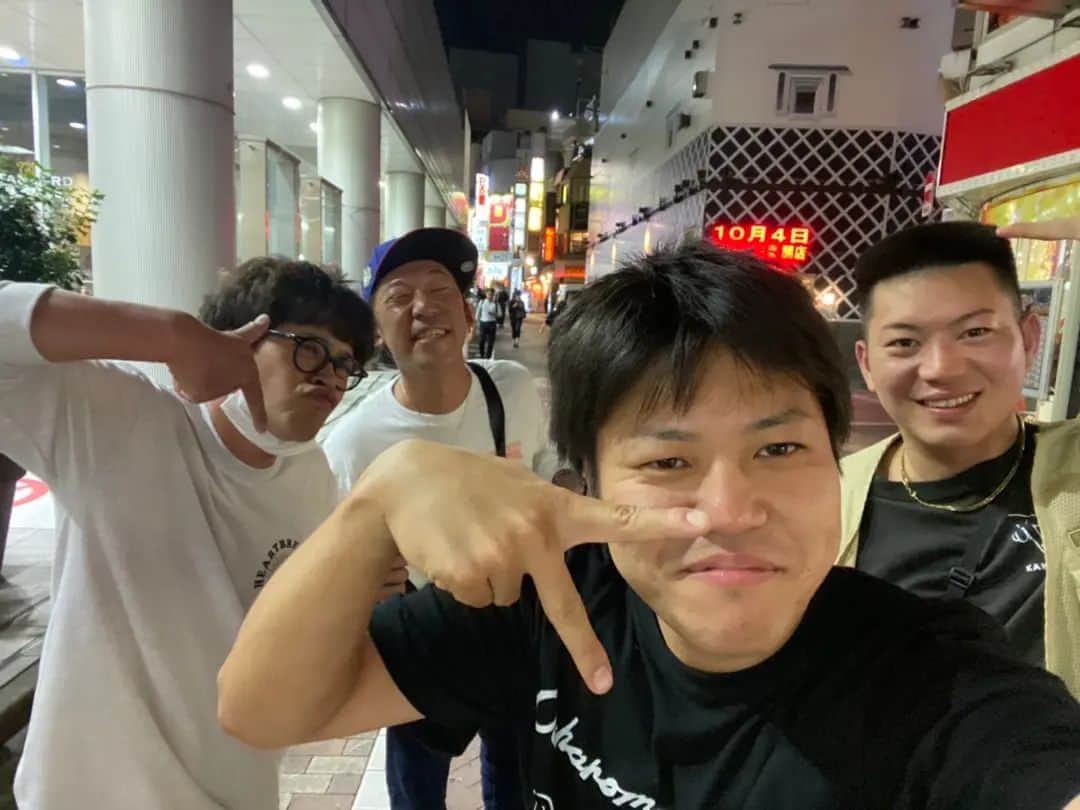 ちゅうえいさんのインスタグラム写真 - (ちゅうえいInstagram)「俊と久々。 昨日は久しぶりにかなり酔っ払ったよ。 昔から何も変わらんわ。と思っとったら2人ともいつのまにか父親やって。信じれんわ！ 井福とはっしーもありがとね。 最高の夜やった〜ガンダム♪  #お会計に怯えるちゅうえい #酔っ払っとるからいつもしない顔をするちゅうえい #とんでもない所で横になるちゅうえい」10月4日 21時08分 - kinemachuu