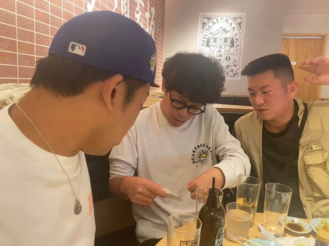 ちゅうえいさんのインスタグラム写真 - (ちゅうえいInstagram)「俊と久々。 昨日は久しぶりにかなり酔っ払ったよ。 昔から何も変わらんわ。と思っとったら2人ともいつのまにか父親やって。信じれんわ！ 井福とはっしーもありがとね。 最高の夜やった〜ガンダム♪  #お会計に怯えるちゅうえい #酔っ払っとるからいつもしない顔をするちゅうえい #とんでもない所で横になるちゅうえい」10月4日 21時08分 - kinemachuu