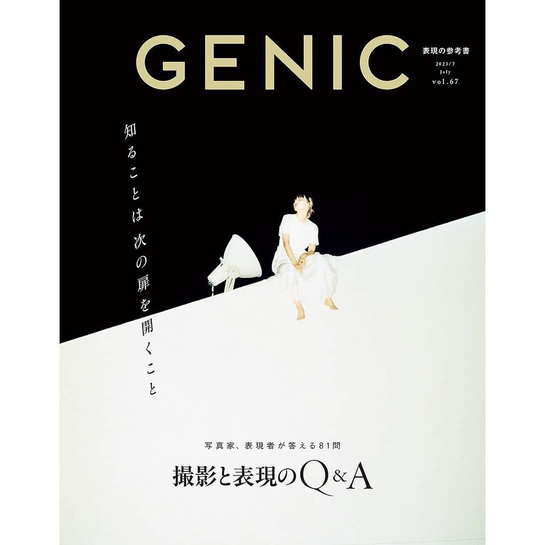 GENIC 公式インスタグラムさんのインスタグラム写真 - (GENIC 公式インスタグラムInstagram)「・ #撮影と表現のQA AKIPIN  朝食シーンをメインに家族への愛を綴る、AKIPINさん @akipinnote に質問。  Q.素敵な朝ご飯シーンを捉えるコツは？  A.朝食準備という風景のなかに、さまざまな瞬間があるのを知っておくこと  「『朝食準備』という風景の中には、多種多様な瞬間があります。それを知っている、ということが大事。食材を取り出す瞬間、まな板に乗せる瞬間、包丁を入れる瞬間、断面が現れる瞬間、調理器具に入れる瞬間、火がとおってきた瞬間、できあがった瞬間、器に盛る瞬間、器を持ち上げる瞬間、テーブルに置く瞬間、ぜんぶ揃った瞬間、食べ始める瞬間...。こんなにもシャッターチャンスがあるということに気づいてから、朝食を撮ることがどんどん楽しくなっていきました。撮影目的で準備したものからは感じられない『生活のリズムに乗った料理』が好きです」。  ｰｰｰｰｰｰｰｰｰｰｰｰｰｰｰｰｰｰ 雑誌GENIC 最新号 10月号 vol.68「旅と写真と」 公式オンラインショップ、Amazonにてお買い求めいただけます。 ｰｰｰｰｰｰｰｰｰｰｰｰｰｰｰｰｰｰ 雑誌GENIC バックナンバー 7月号 vol.67「知ることは次の扉を開くこと ～撮影と表現のQ＆A～」 公式オンラインショップ、Amazonにてお買い求めいただけます。 ｰｰｰｰｰｰｰｰｰｰｰｰｰｰｰｰｰｰ 皆さまの表現をGENICで紹介させてください。 #genic_mag を付けた投稿をお待ちしております。 ｰｰｰｰｰｰｰｰｰｰｰｰｰｰｰｰｰｰ」10月4日 21時10分 - genic_mag