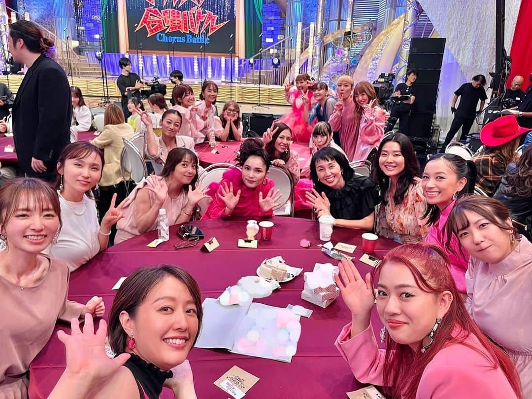紺野あさ美のインスタグラム：「オールスター合唱バトル本番！ 無事に終わりましたー🤗  怪物みたいな収録でした(日本語おかしい)  練習から本番まで ママチームの一員として過ごせてよかったです☺️💓 この歳になってまた、青春のような気持ちを感じられました！  とにかく真剣で素敵な歌声と 笑いもたくさん🤭  放送日はまだ解禁前みたいなので またお知らせします🕊 ͗ ͗   #2枚目はエレベーター移動の途中」