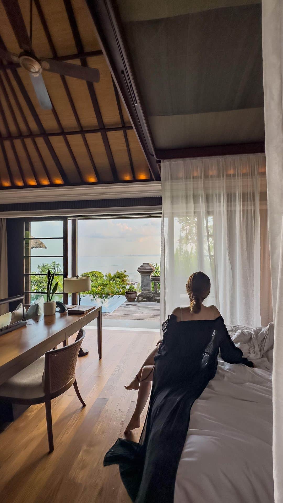 Stella Leeのインスタグラム：「Imagine waking up to this exotic tropical island view 🏝️ @fsbali」