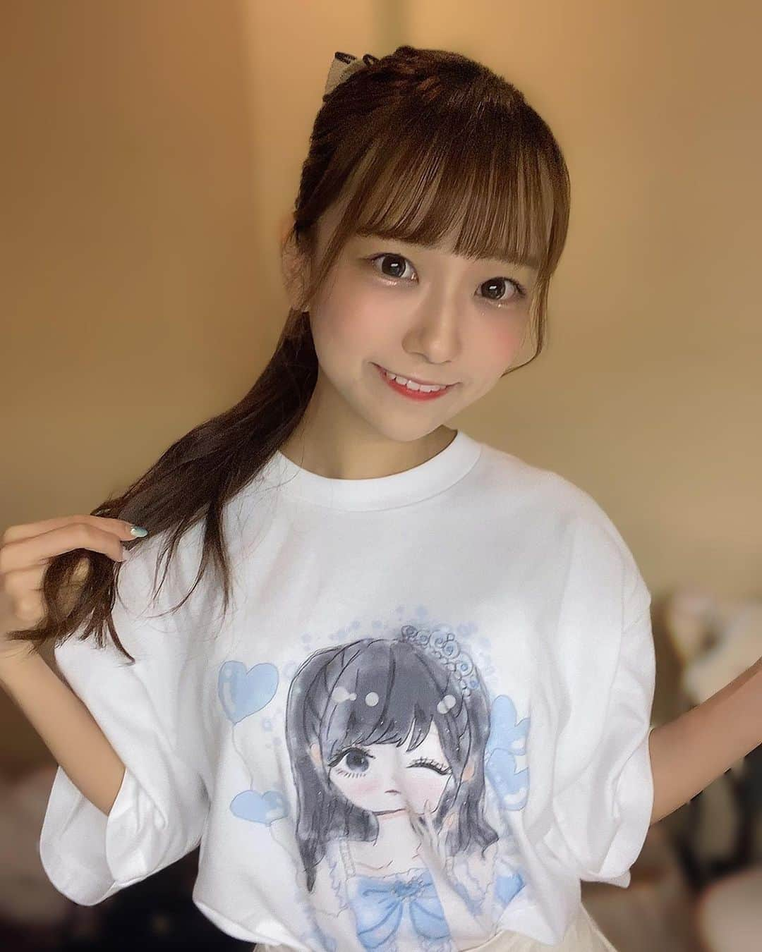 宮脇彩花のインスタグラム：「♡  みんな好きなポニテ？🤍  しおりの生誕Tかわいい！ 宮脇も絵心ほしい()笑  #地下アイドル #ライブアイドル #ポニーテールアレンジ #アイドルヘアアレンジ #生誕祭イベント #バニクル #bunnylacrew」