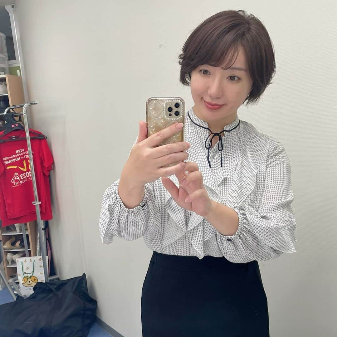 角田華子のインスタグラム：「先週の #福岡ニュースファイルcube  #衣装 #アビアント #ブラウス  でした！  #急に秋の空気 #衣替えはもう少し待とうかな  #今週もご覧ください   😊」