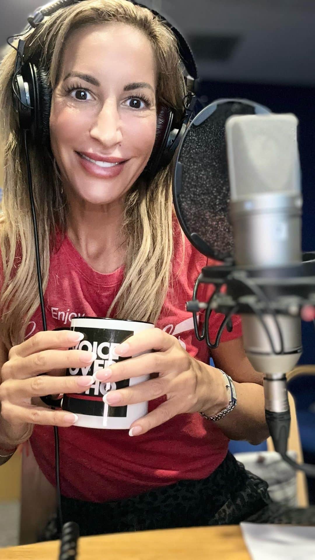 ローラ・プラデルスカのインスタグラム：「Wednesday Mornings with @sohovoices 💋 Have a beautiful day everyone.  I’m also back on your airwaves this afternoon 4-6 pm on @pointblankfm and excited for tonight @pinkribbonfoundation 💞」