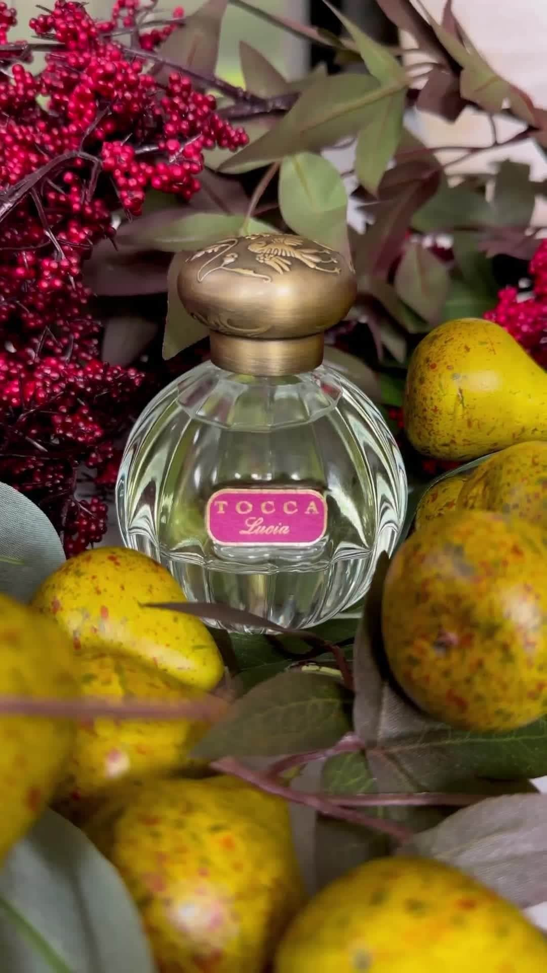 トッカのインスタグラム：「“Indulging in the pure enchantment of TOCCA Lucia, a fragrant symphony blending fresh florals, sunlit Italian lemon, earthy vetiver, and the succulent allure of garden fresh figs. The essence of TOCCA Lucia truly embodies the art of eternally living in the moment.”⁠ ⁠ 🎥: @lisapollock⁠ ⁠ #TOCCA #LoveYourself ⁠ _⁠ #TOCCAbeauty #TOCCAperfume #TOCCAFragrance #TOCCALucia #lucia #fragrance #eaudeparfum #perfume #perfumery #finefragrance #timelessbeauty #european #handcraftedbeauty #adventure #explore #perfumelovers #beauty #fall #citrus #floral #lemon #lemonscent #italiansummer #eternalitaliansummer #new #newproduct」