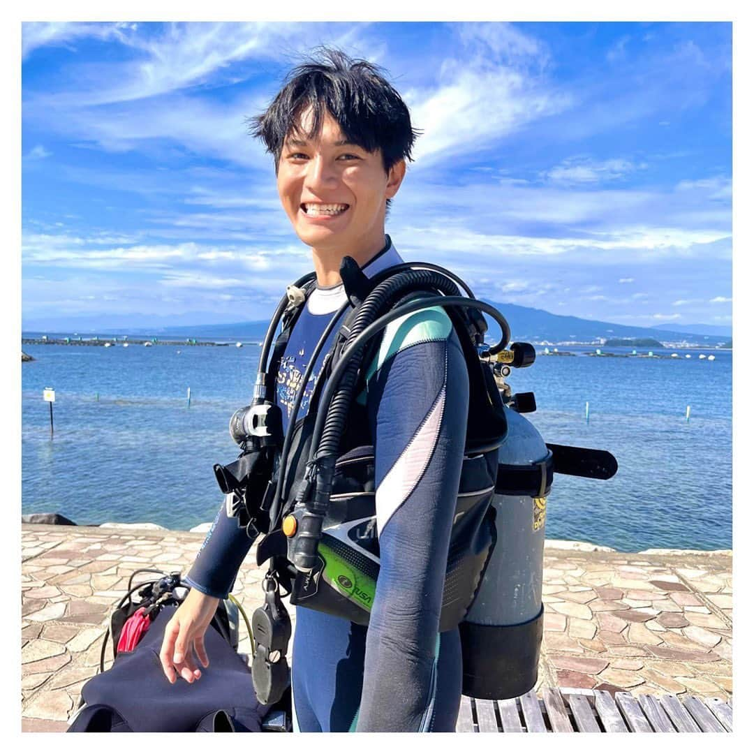 佐々木一真のインスタグラム：「お休みの日、日帰りで静岡まで スキューバダイビングに行ってきました🤿  富士山を見ながら海にエントリーできるダイビングスポット。 久しぶりに25m以上の深さまで潜りました！ この日は、サクラダイやクマノミ、ウミガメにも遭遇！  少し肌寒くなってきたこの頃 皆様お身体にお気をつけください✨  #スキューバ #スキューバダイビング #休日 #佐々木一真」