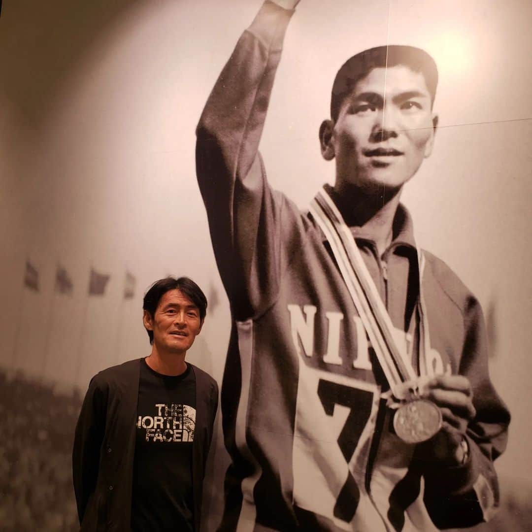 鏑木毅さんのインスタグラム写真 - (鏑木毅Instagram)「福島県 須賀川市にある円谷幸吉 メモリアルホールを訪れました。長年 訪れたかった この場所。 戦後復興の メモリアル となった東京オリンピックの マラソンで銅メダルを獲得した 円谷幸吉選手。 多くの期待を背負った次のメキシコ五輪のその年に 自ら命を絶った 悲運のランナー。 円谷さんがお亡くなりになった1968年 は私が生まれた年、 そして何より私自身も 円谷選手 と似たような 思いに至った過去もあり、僭越ながらどこか運命的なものをいつも感じていました。悲運のヒーローと伝わる円谷選手ですが、 展示されているお写真には満面の笑顔のものも多く、 親しみやすいお人柄を感じられます。 円谷さんは キリッとした写真や 苦しそうに走ってる写真ばかりが多く、 今回 この場所に訪れることで 円谷 さんの人間味溢れる 表情や エピソードに触れることができ 本当に良かったと思います。 良い時間を過ごすことができました。 #トレイルランニング #trailrunning #マラソン #円谷幸吉 #須賀川市 #東京オリンピック #goldwin #gontex #essサングラス #アスタビータスポーツ #thenorthfacejapan #tnfjp #tsuyoshikaburaki #thenorthfaceathlete #マラソンランナー」10月4日 21時18分 - tsuyoshikaburaki