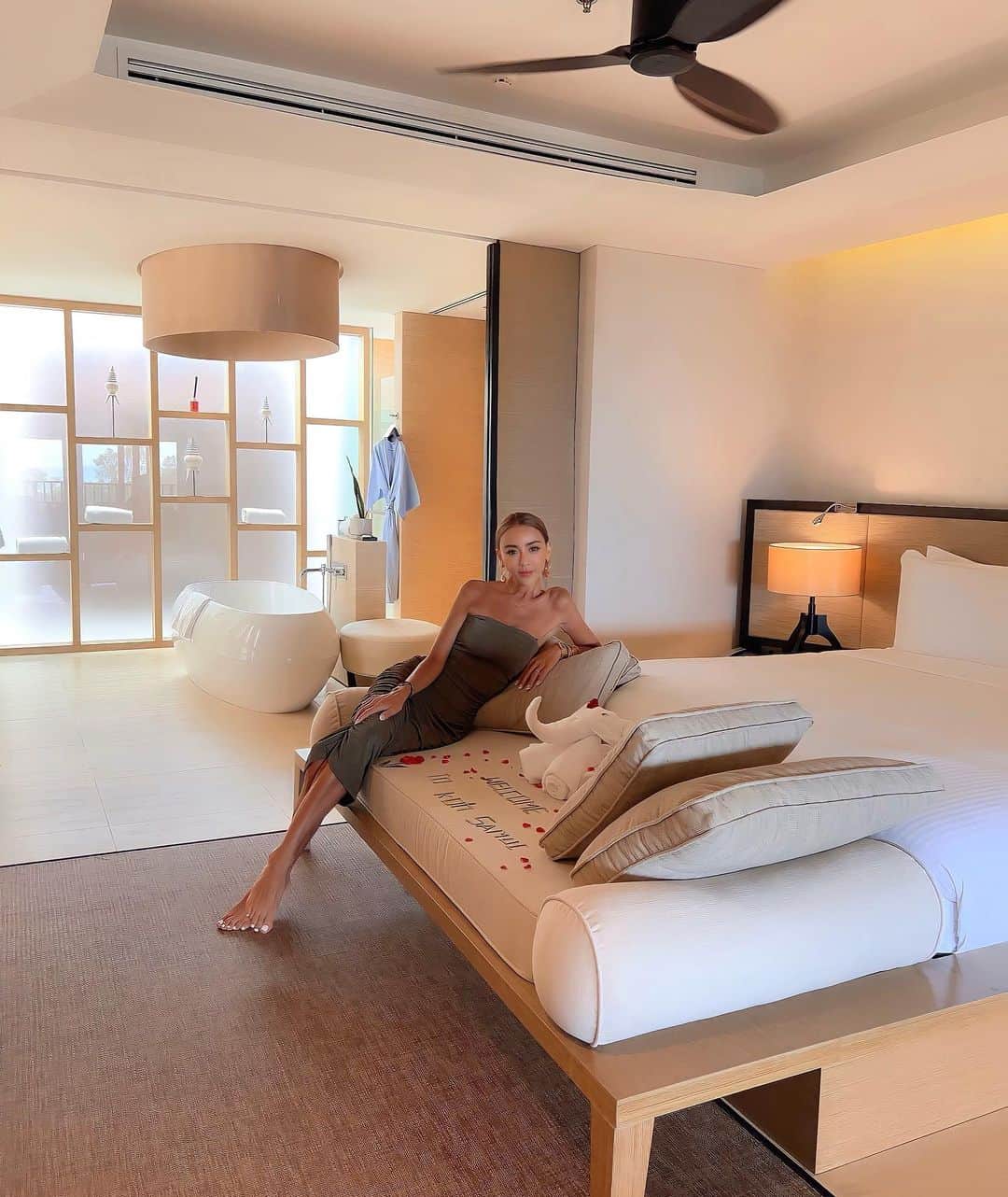 GENKINGのインスタグラム：「The atmosphere of the hotel was so calm that I could enjoy a relaxing time💛🧡💛 facilities were excellent.We used the spa&pool‼︎ Since the staff was professional, we enjoyed ourselves there at ease. It was a really enjoyable stay🏝️💫 Thx🙏　@ritzcarltonkohsamui」