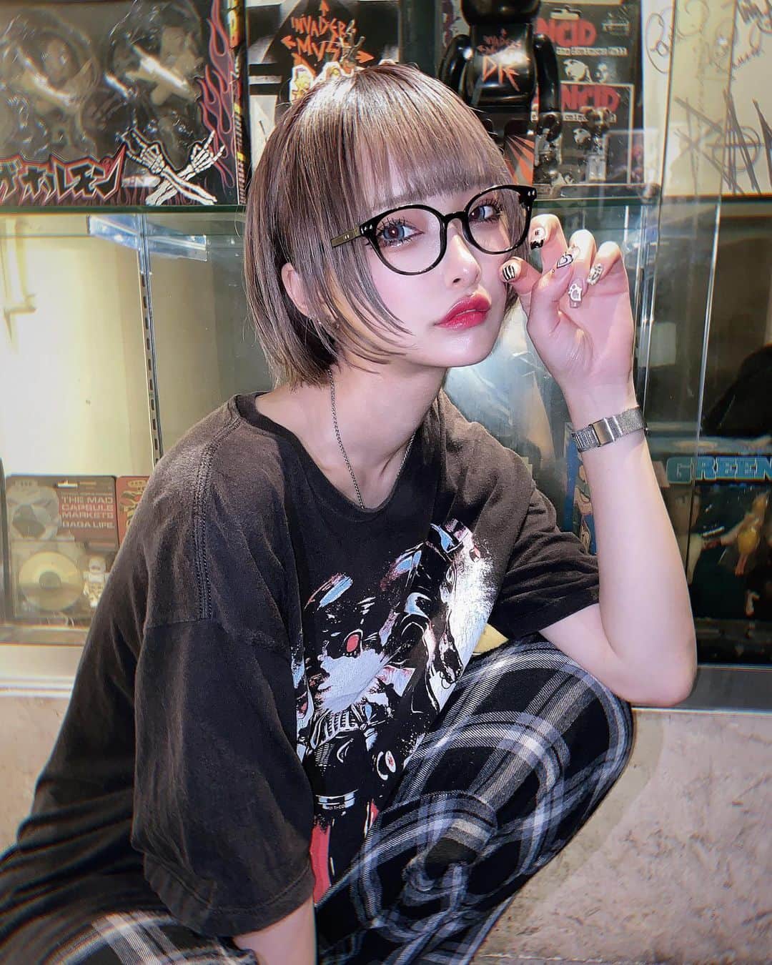 紫苑りんかのインスタグラム：「ショートただいまっ✌︎✌︎✌︎ . .  . . . . . . #ショートヘア #ウルフカット #ショートウルフ #古着 #古着女子 #古着コーデ #メガネ女子 #自撮り界隈 #自撮り女子 #サブカル #サブカルファッション」