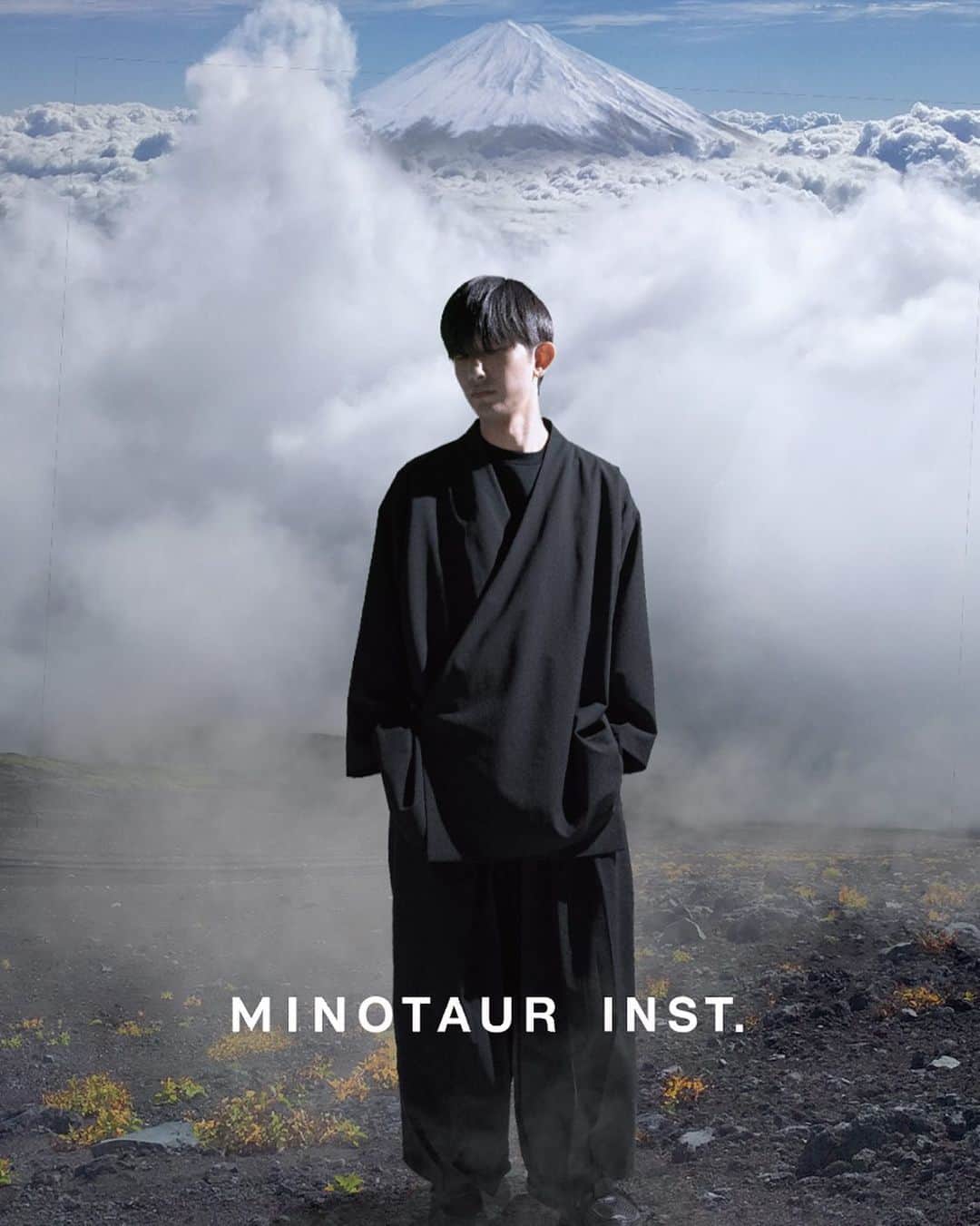 ミノトールのインスタグラム：「MINOTAUR INST. KURO ZONE JACKET  FUNCTION : QUICK DRYING STRETCH WATER ABSORPTION MACHINE WASHABLE NO WRINKLES  Made in Japan  マットでメランジ感とドライ感のある風合いが和物の生地感でありながらも、軽快なストレッチ性とシワのつかない、速乾・ウォッシャブル機能素材で製作された和モダンジャケット。 脇にあるストラップにより開閉ワンタッチホールド。 袖口幅は調整仕様で、両サイドの脇裾切替位置にハンドポケット。 京都 両足院とのコラボレーションにより坐禅から日常作業までをスマートに過ごせる現代の作務衣を製作。 (実際に両足院にて使用中の TECH SAMUE)  A modern Japanese jacket that has a matte melange and dry texture that feels like Japanese fabric, but is made from a quick-drying, washable functional material that has light stretch and wrinkle-free properties. One-touch hold for opening and closing with the strap on the side. The cuff width is adjustable, and there are hand pockets on both sides at the side hem switching positions. In collaboration with Ryosokuin in Kyoto, we have produced modern Samue that allows you to stay smart from zazen to daily work. (His TECH SAMUE actually being used at Ryosokuin)  MINOTAUR INST. KURO HAKAMA PANTS  FUNCTION : QUICK DRYING STRETCH WATER ABSORPTION MACHINE WASHABLE NO WRINKLES  Made in Japan  現代生活で快適な素材、パーツ、ディティールによってアップデートした和モダンパンツ。 マットでメランジ感とドライ感のある風合いが和物の生地感でありながらも、軽快なストレッチ性とシワを軽減する、速乾・ウォッシャブル機能素材を使用。 ウエストのストラップは開閉ワンタッチホールド。 ワイドシルエットでありながら、裾幅を狭くすることが可能な仕様。 同素材アイテムとのセットアップ可能。  Japanese modern pants updated with comfortable materials, parts and details for modern life. Although it has a matte, melange and dry texture, it uses a quick-drying and washable functional material that has light stretch and reduces wrinkles. The waist strap can be opened and closed with one touch. It has a wide silhouette, but the hem width can be narrowed. Can be set up with items of the same material.  #minotaur_inst #minotaurinst #minotaur #minotaur_shop #ミノトールインスト #ミノトール #zonejacket #ryosokuin #kuroseries #坐禅 #zen #mindfulness #mindfulnesswear #機能アウター #テクニカルフード #techpants #機能パンツ #relaxsmart #リラックススマート #はかまパンツ #hakamapants #hakama #japanesemodan」