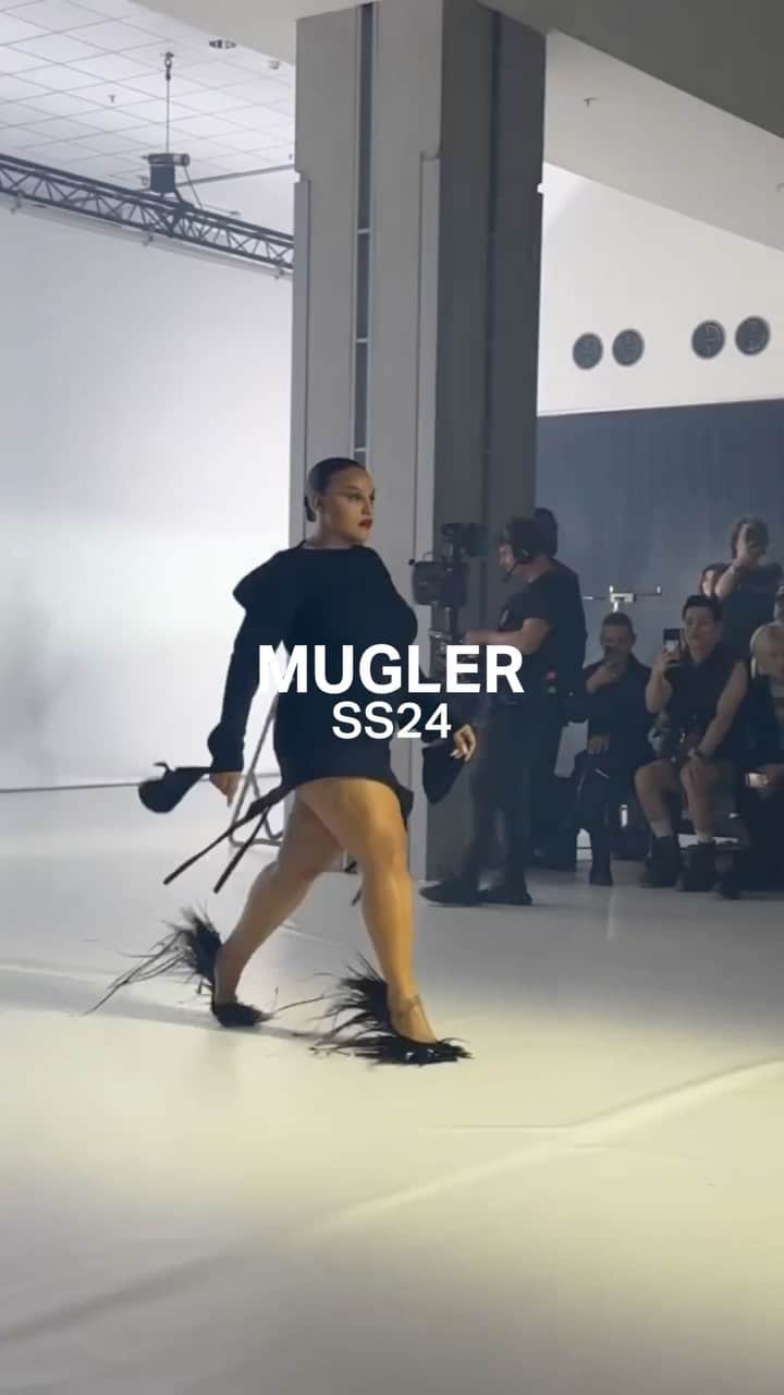 IMG Modelsのインスタグラム：「#RunwayRewind. ⏪ #Mugler’s #MuglerSS24 #PFW show starring #AlexConsani #GuYutong #PalomaElsesser + #MaryUkech. 🇫🇷 #IMGmodels」