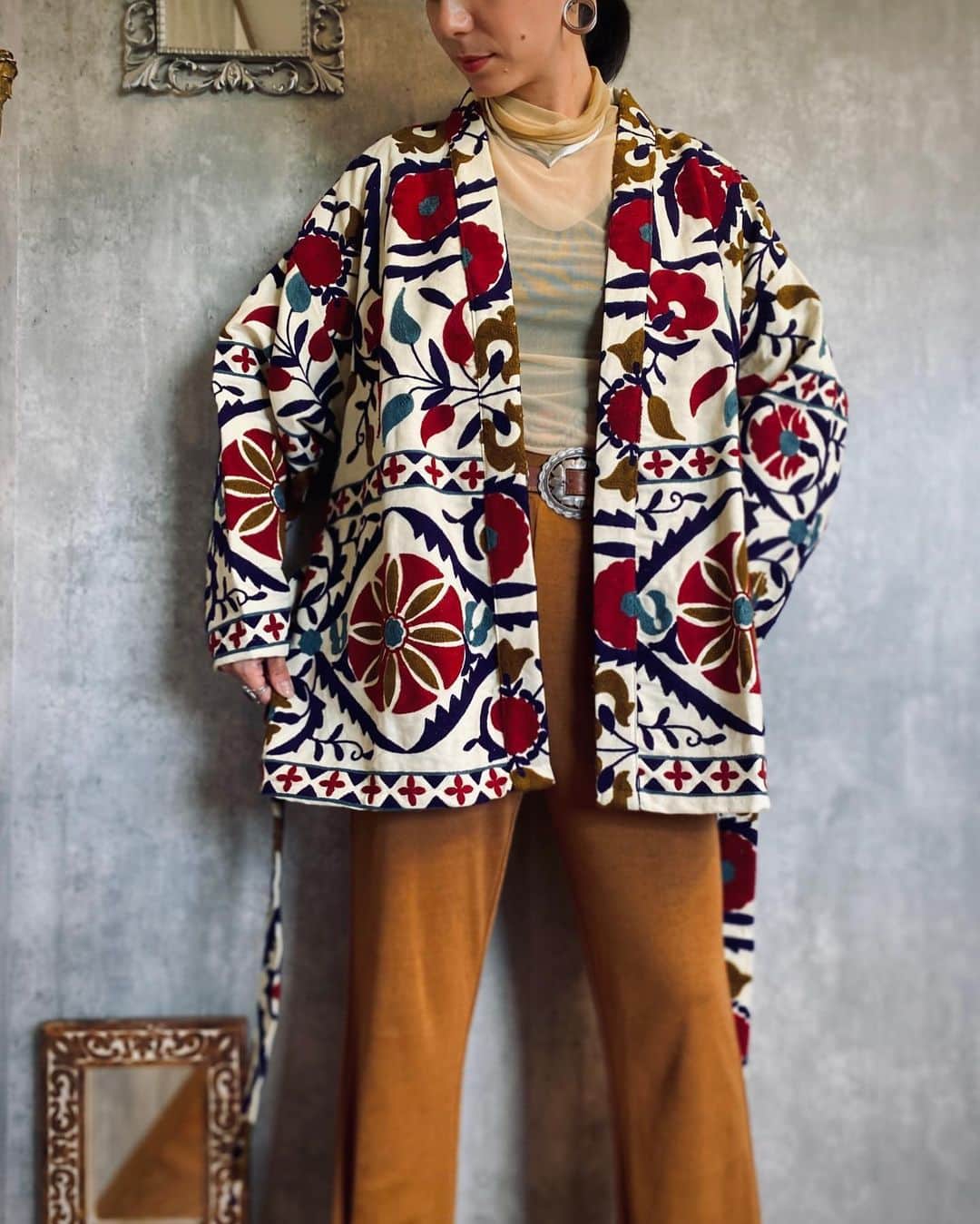 Chief used&vintageのインスタグラム：「Online Store New Arrival 🟠 “SUZANI Embroidered Gown “  詳細はタグ付けよりご覧いただけます。  【オンラインストア発送業務に関しまして】  10/6-10/10はオンラインの発送業務をお休みさせていただきます。 10/4(水)24:00までのご注文は10/5中に発送、 それ以降のご注文分は10/11(水)に発送となります。 ご不便をおかけしますがよろしくお願いいたします。」