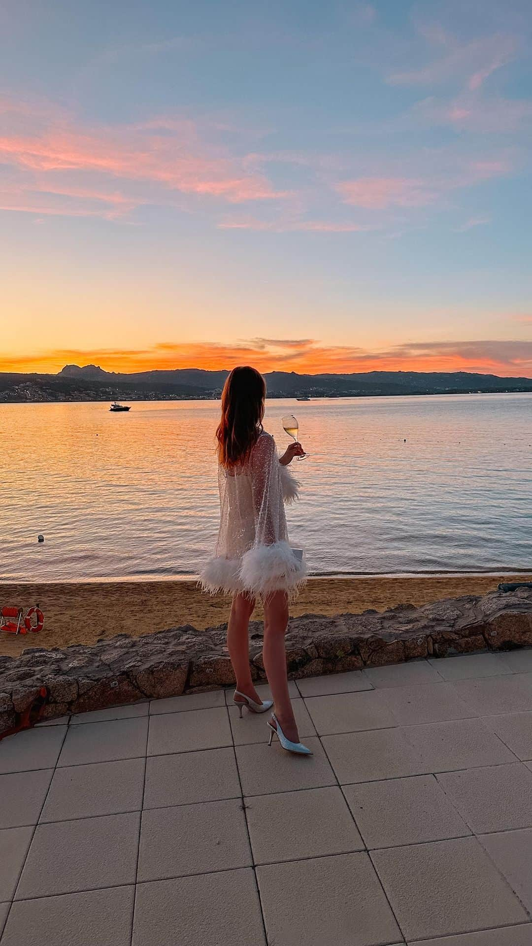 バーボラ・コディトヴァのインスタグラム：「Beach, brunch, bar on the repeat at @larocca.resort 🥂 PS: which outfit is your fav?」