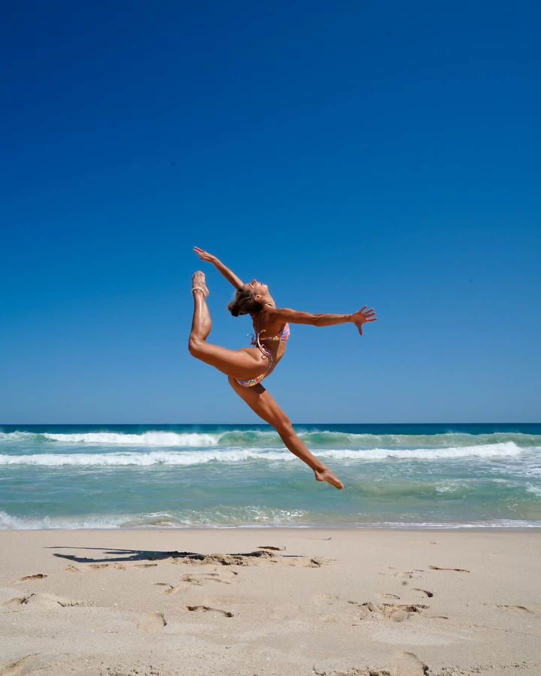 Amanda Biskのインスタグラム：「Time wasted at the beach is time well spent ☀️💦 #sunsoutbunsout」