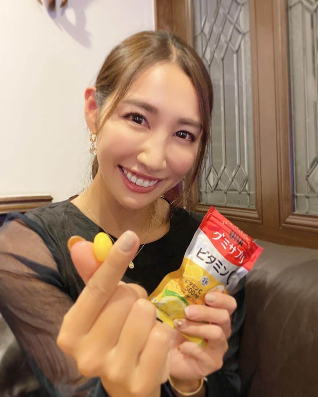 yurieのインスタグラム：「キュン🫰グミサプリ☺️🍭  UHA 味覚党からご提供頂きました🥰　@uha_mikakuto_hb   美容と健康にはサプリが欠かせないから、めちゃくちゃ美味しいグミサプリが発売されて、嬉し❣️🥹  1日ふた粒なんだけど、美味しすぎて、我慢するの大変🤣  ダイエット中はビタミンとか色々なものが不足しがちなので、お肌と健康の為に積極的に摂るようにしてるよ〜❣️  家でサプリ💊飲み忘れることが多いから、車の中と職場に置いていつでも摂取できるようにしてるよ〜❤️  コンビニで売ってるから便利だし、どうせ甘いもの食べるならこーゆー物がいいよね❤️  #PR　#鉄サプリ #葉酸サプリ　#ルテインサプリ　#ビタミンサプリ #グミサプリ #グミ習慣  #美と健康　#ダイエット　 #美肌になりたい」