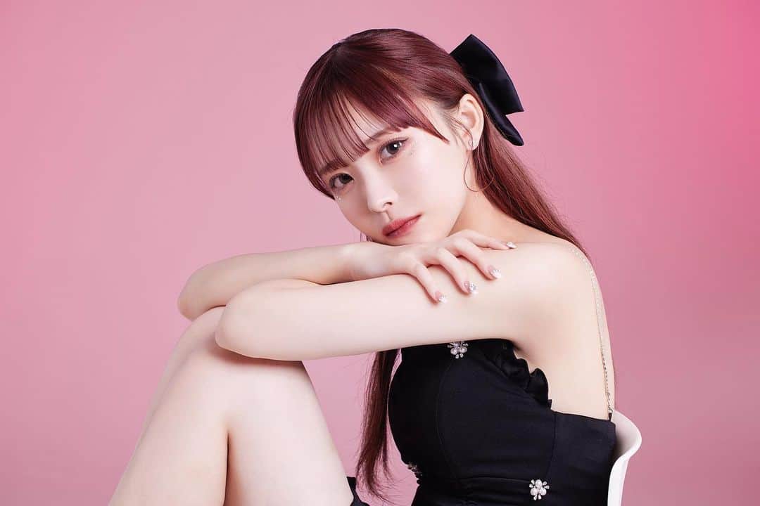 のインスタグラム：「横バージョン 💗  photo @bunbun_1031  flower setdesign : @d.flower8_dakkun  flower setdesign assistant: @lbs_xx  hair&make @kala.89  stylist @inu_sawaritai   @e0m_06」