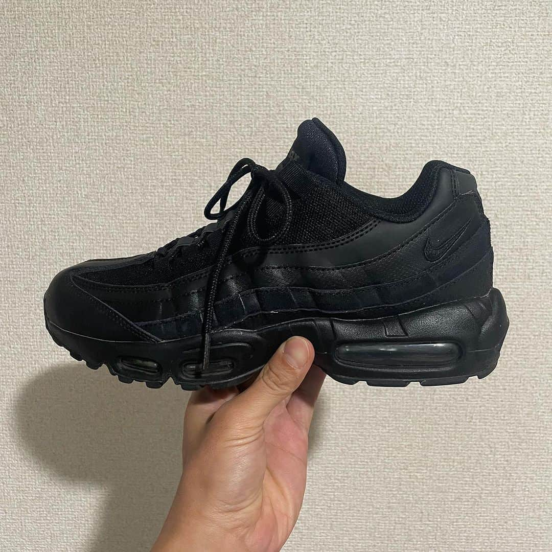 栗原祐太のインスタグラム：「👟スニーカー👟 Nike Air Max 95 Essential  雨の日に結構履かせてもらっている靴です😎 オールブラックの靴は一足持っておくとかなり便利😚  #スニーカー #スニーカーコーデ #kicks #shoes #fashion #nike #ファッション #洋服 #靴 #ナイキ #40代 #40代コーデ #オールブラック」