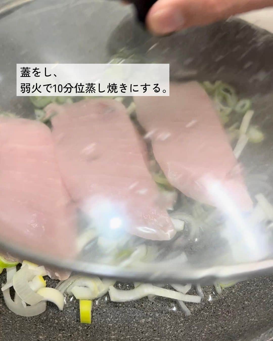utoshさんのインスタグラム写真 - (utoshInstagram)「【レシピ付き】白身魚の甘みダレ蒸し焼き  メカジキを使って中華ダレスープの蒸し焼き作りました！ 白身魚は色々な魚で作る事ができます。お好みで試してみてください。メカジキは安めの魚ではありますが、こうすると美味しいので、ぜひ作ってみてください。ラー油はお好みで調節してくださいね！  ー・ー  中華ダレにラカントSを加え甘めに仕上げます。 砂糖の変わりにラカントSを使うと糖質OFFで作る事ができますよ！ @lakanto_official  レシピはこちら↓  ー／ー／ー／ー  白身魚の甘みダレ蒸し焼き（2人分）  【材料】 めかじき（切り身）3枚 長ねぎ　3/4本 酒　大さじ1 水　大さじ1  A 酢　大さじ2 ラカントS顆粒　大さじ1 （※砂糖でも置き換え可） ごま油　大さじ1 水　大さじ1 しょうゆ　小さじ1 塩　小さじ1/4  ＜仕上げ用＞ ラー油（お好みで）適量  【作り方】 （1）長ねぎは縦に半分に切ってから、厚さ5㎜に切る。  （2）小ボウルにAをあわせ、1の長ねぎ（1/3量）を加えて混ぜる。  （3）フライパンに長ねぎ（2/3量）を広げ、その上にめかじきを並べる。酒と分量の水を加えて蓋をし、弱火で10分位蒸し焼きにする。  （4）皿に３を盛りつけ、２のタレを回しかける。お好みでラー油をかける。  ー／ー／ー／ー  #めかじき #魚レシピ #蒸し焼き #おうちごはん #簡単料理 #PR」10月4日 21時27分 - utosh