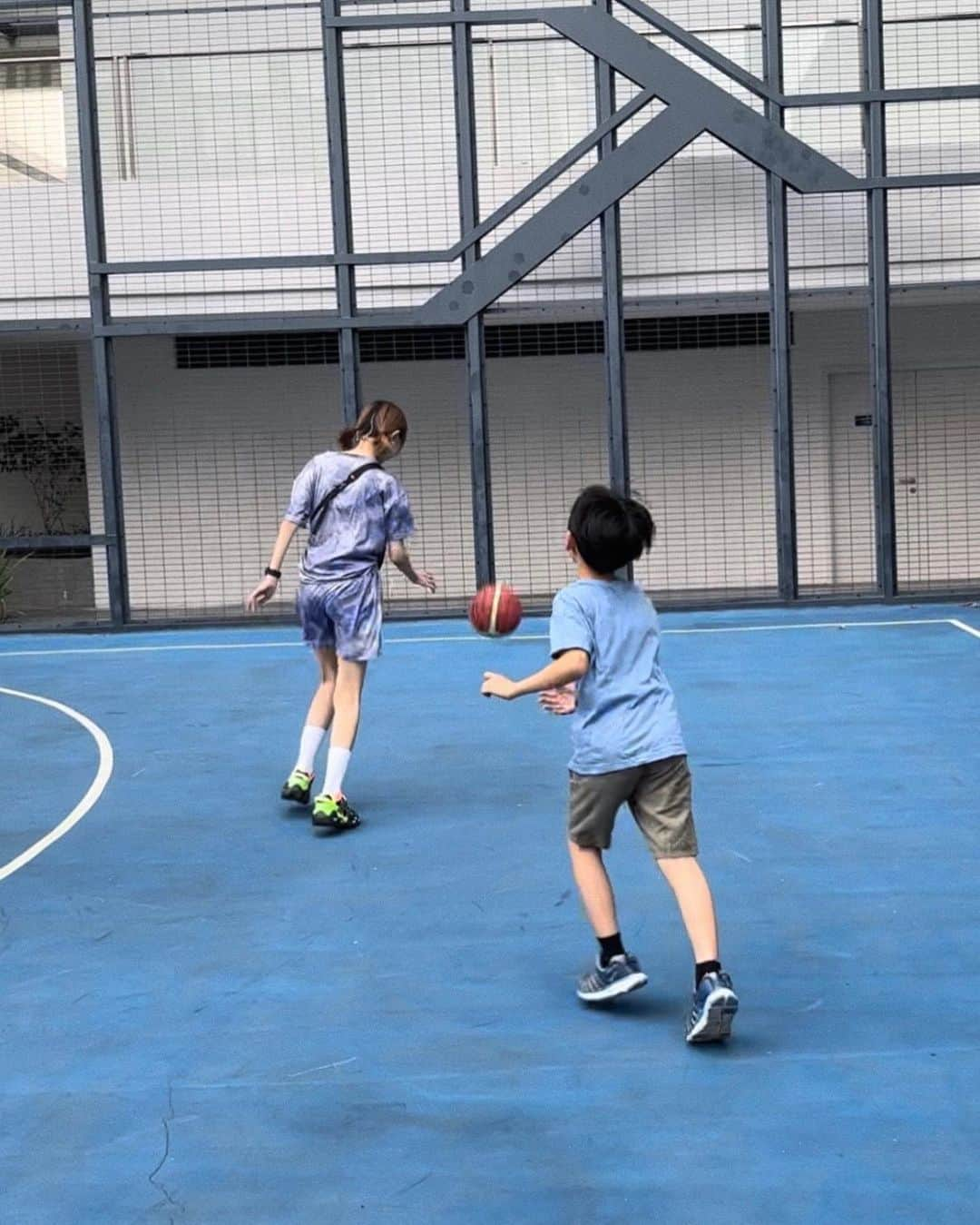 秋山衣梨佳さんのインスタグラム写真 - (秋山衣梨佳Instagram)「🏀⛹️⛹️‍♂️ 　 　 👦🏻が学校で バスケットボール習い出したから この前の休日バスケした⛹️‍♀️ 　 高校の体育の授業ぶりに バスケットボール触った🏀 昔から運動全然好きじゃない☁️ 運動せんとこれからも生きて行きたい。笑 　 冬にある体育の持久走嫌すぎて 冬は学校休みたいって思ってたな⛄️ 　 　 #ちゃりふぁっしょん」10月4日 21時28分 - akiyamaerika