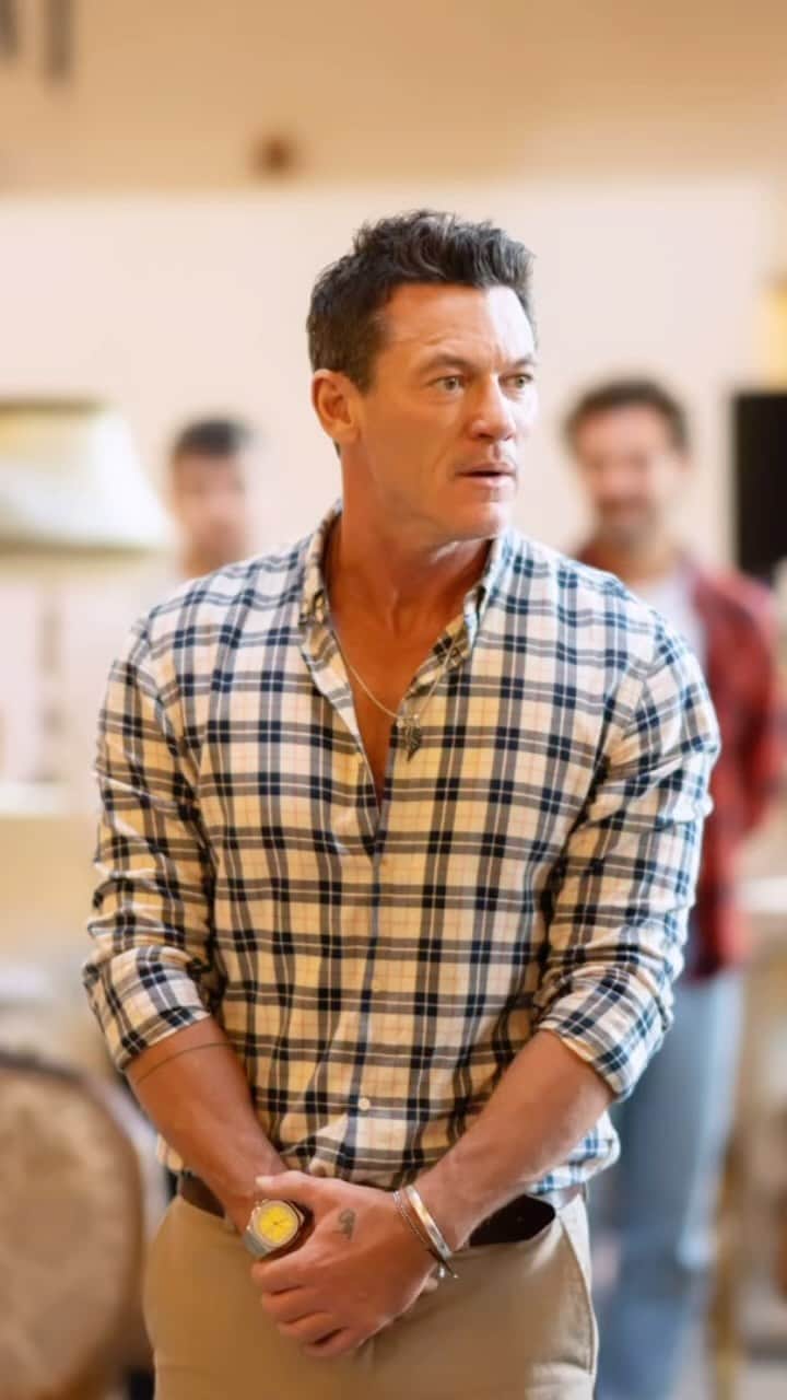 ルーク・エヴァンズのインスタグラム：「Here are Some BTS shots from the most rewarding rehearsal process I’ve ever been part of.  I’m living it!! You are all in for quite the ride! This cast is so brilliant. The script is a joy to bring to life. See you October 27th onwards! For your Ticket, go to the link in my bio or @atg_tickets or @michaelgrandagecompany see you at the @dukeofyorksldn @backstairsbillyplay #billyblog」