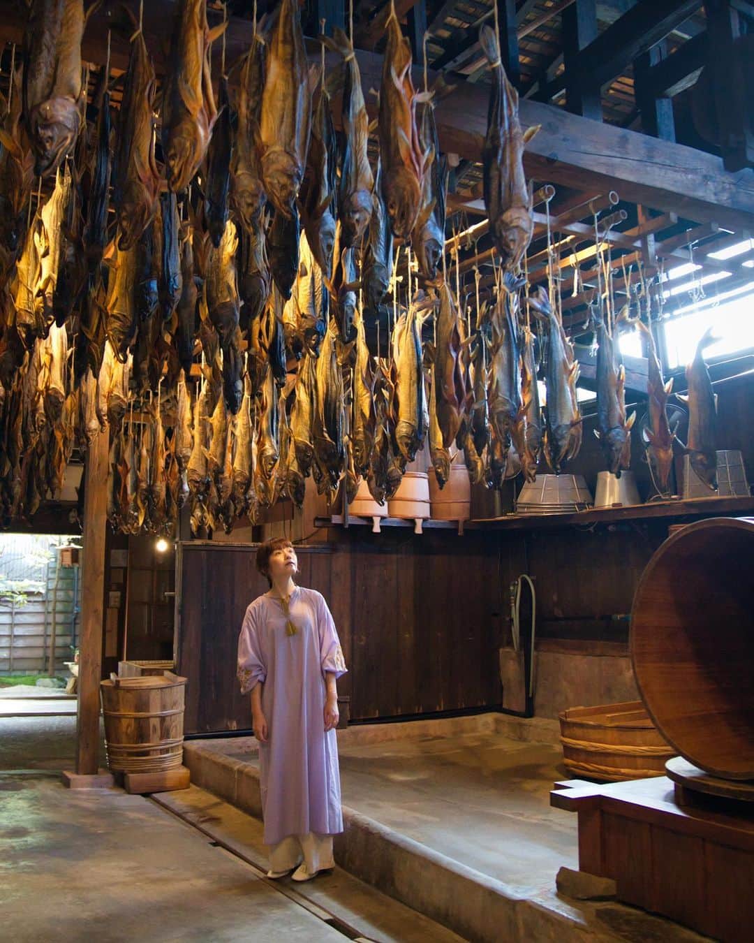 Koichiさんのインスタグラム写真 - (KoichiInstagram)「. . 夏の終わり　新潟 村上の旅  ［4］鮭のまち村上----------------------  一度撮ってみたかったここ、千年鮭きっかわさん。 村上の伝統的な鮭の製法で作られる塩引き鮭が約千匹、歴史ある町屋に吊るされる光景は圧巻。  村上は鮭が遡上する三面川があることから、千年も前から続く鮭の食文化があるそう。 塩引き鮭は、自然からの恵みだけで、長い時間と手間暇を掛けて作られています。 一年掛けて熟成した塩引き鮭を、薄切りにして日本酒に浸した「鮭の酒びたし」が、 村上の地酒の肴にぴったりで、とても美味かったです。  📍千年鮭きっかわ 村上の町屋通りのアイコン的存在。 築130年の町屋でこだわりの塩引き鮭が製造されています。  #murakami_trip #pr  .」10月4日 21時28分 - koichi1717