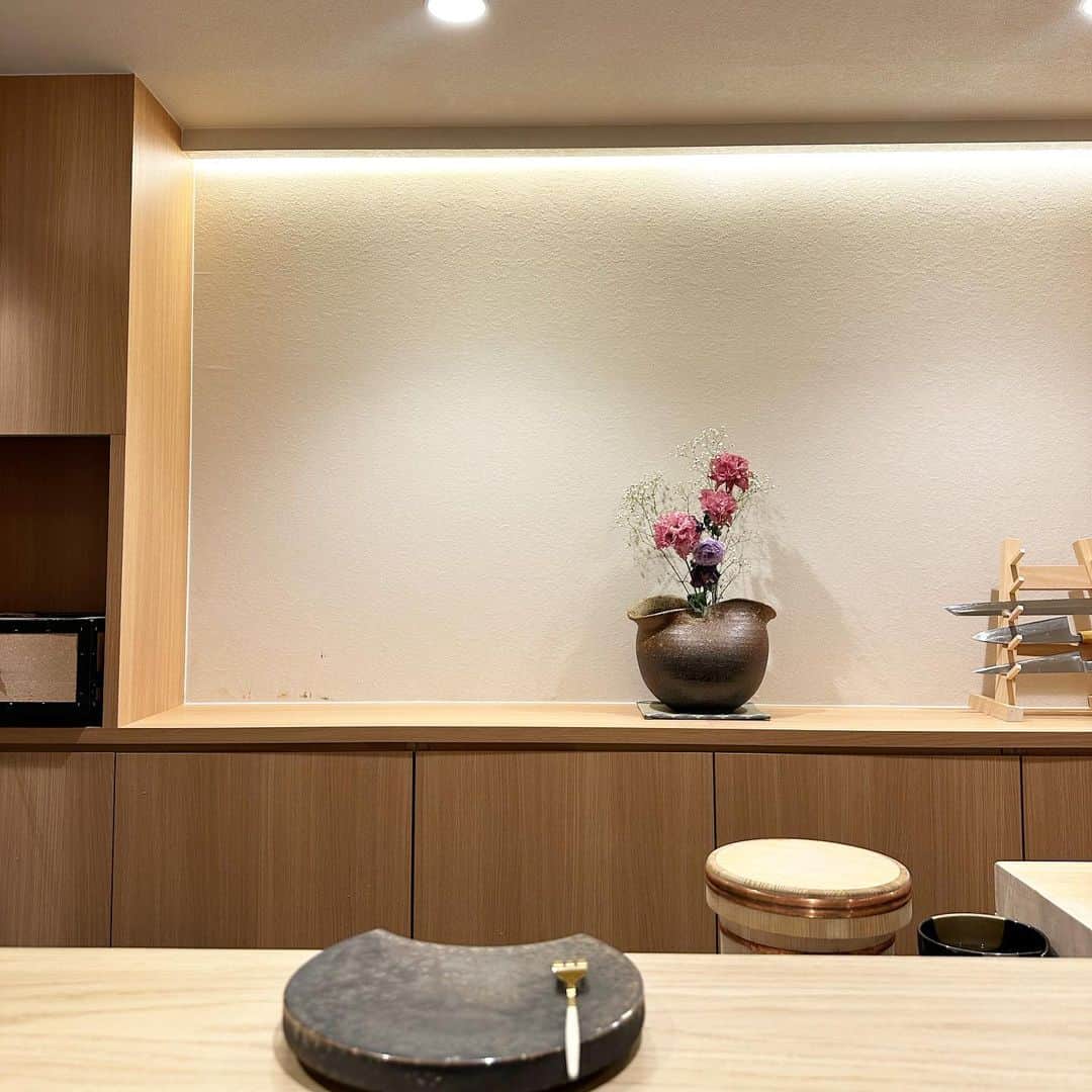 高島ゆみさんのインスタグラム写真 - (高島ゆみInstagram)「. 大好きなお寿司🫠🩷🩷 和食美味しかった♡  最近胃袋が無限になってきた、大変🫠笑  こちらこそいつもありがとう🐵♡  #大阪鮨#すしと和望月」10月4日 21時30分 - yumi_tksm