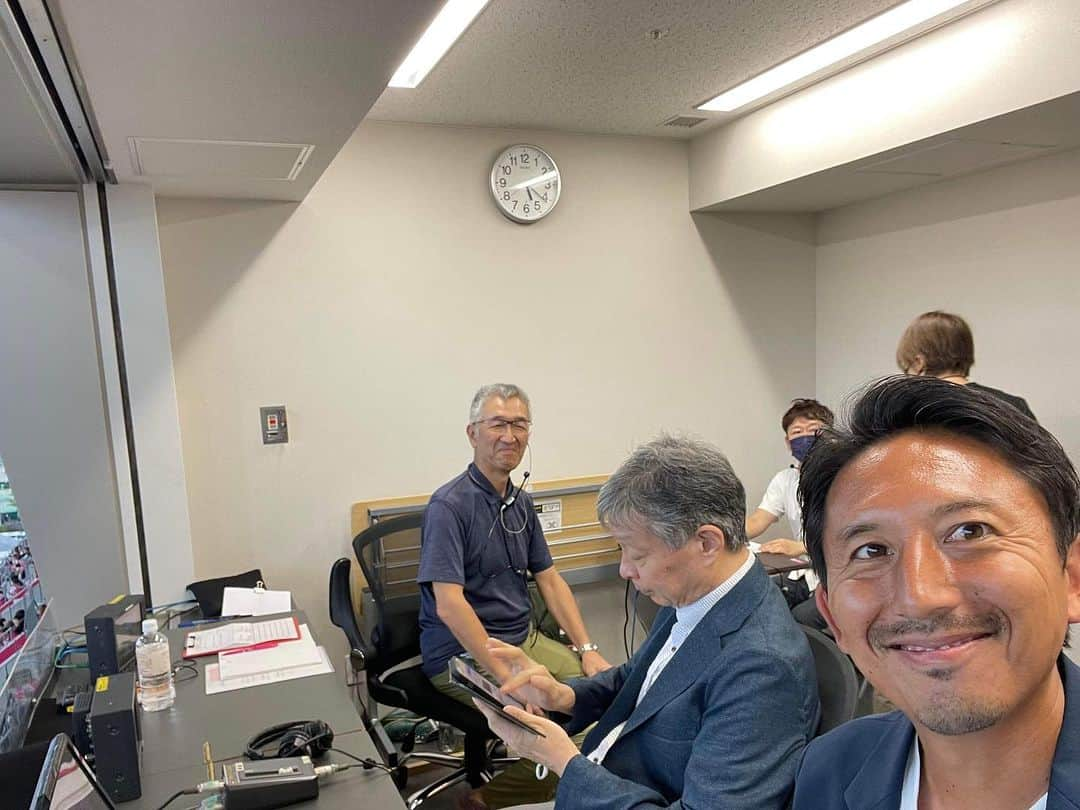 橋本英郎さんのインスタグラム写真 - (橋本英郎Instagram)「【セレッソ大阪-湘南ベルマーレの解説を終えて🎙️】  🌸 #セレッソ大阪 は相手のやり方（特に前プレスの掛け方）に対して難しさを感じる中、そこを中々打破できませんでした。中盤が前を向ける回数も少なかったので、喜田選手のより高い位置でボールを受ける頻度やレオセアラ選手のポスト回数を増やせれば、より効果的な攻撃を仕掛けられると思います！  🟢 #湘南ベルマーレ は、苦しい時間もしっかり無失点で耐え抜きました。効果的な選手交代も功を奏し、良いゲーム展開を作れました。ボールを奪う位置と頻度が高く、セレッソのポゼッションを上手く刈り取れた印象です。そして何より、ゴール前での前線の選手の落ち着きが、試合を決めました。  両チーム合わせて約30本のシュートが生まれたエキサイティングな試合を担当でき、非常に光栄です。  解説を聴いていただいた方々、ありがとうございました！  #橋本英郎  #サッカー  #サッカー観戦  #サッカー部  #サッカースクール  #サッカートレーニング  #サッカーキッズ  #サッカー日本代表  #jリーグ  #ｊリーグ  #jリーグ好きな人と繋がりたい  #jリーグ観戦  #dazn  #サッカー分析  #サッカー解説  #ヨドコウ桜スタジアム  #大阪サッカー  #兵庫サッカー  #明石」10月4日 21時31分 - hideohashimoto