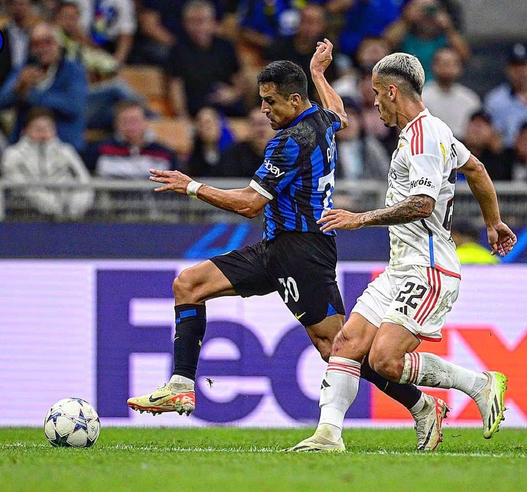 アレクシス・サンチェスのインスタグラム：「Win  Again ⚫️🔵 @inter」