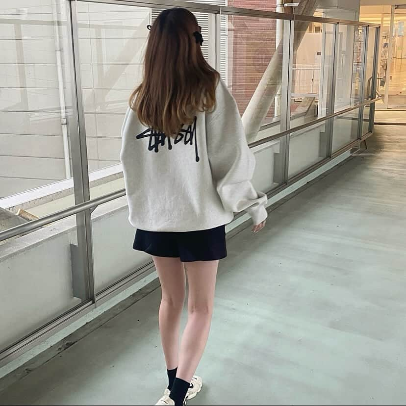 Maiさんのインスタグラム写真 - (MaiInstagram)「・ シンプルでかなり使える @stussy のスウェット✔︎  このくらいのダボっと感が可愛いから大きめのスウェットまた買おうかなぁ😌♪  コーデの詳細はブログに書いてます📝 #stussy #zara」10月4日 21時36分 - maimaimai1016