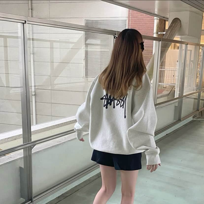 Maiさんのインスタグラム写真 - (MaiInstagram)「・ シンプルでかなり使える @stussy のスウェット✔︎  このくらいのダボっと感が可愛いから大きめのスウェットまた買おうかなぁ😌♪  コーデの詳細はブログに書いてます📝 #stussy #zara」10月4日 21時36分 - maimaimai1016