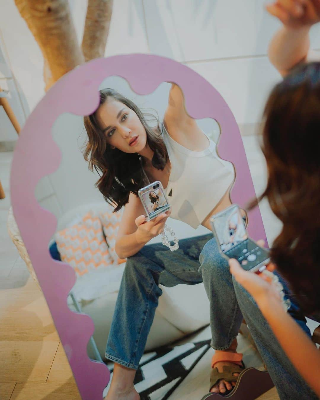 ルナ・マヤのインスタグラム：「Say bye to boring selfies & flex your style with #GalaxyZFlip5 ✨   This is the sign for you to be #TeamGalaxy then #JoinTheFlipSide and step up your selfie game like me.   Go try your own experience with #GalaxyZFlip5 at Flip Cafe, a collaboration between @samsungindonesia and @parisbaguette_id from 1-31 Oct 2023 in selected stores. Pose your best selfie there and win big! 📸」