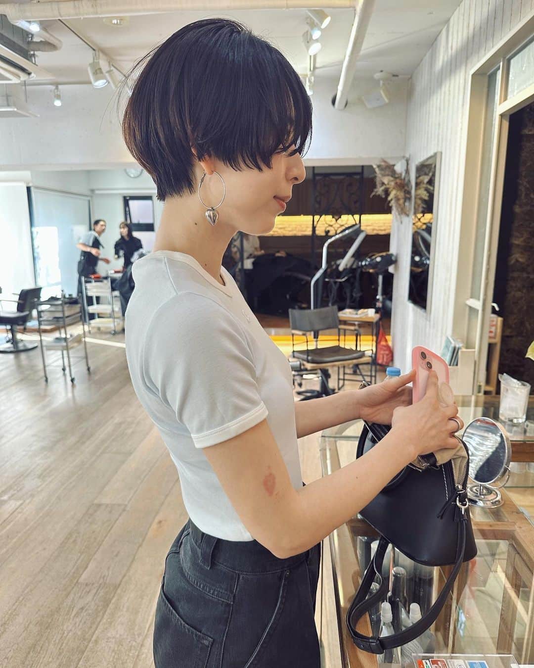 のインスタグラム：「カットは ちょっと変えると雰囲気変わるから 毎回どのラインにしようかな？って 思い描いて形にするのが楽しいです。」