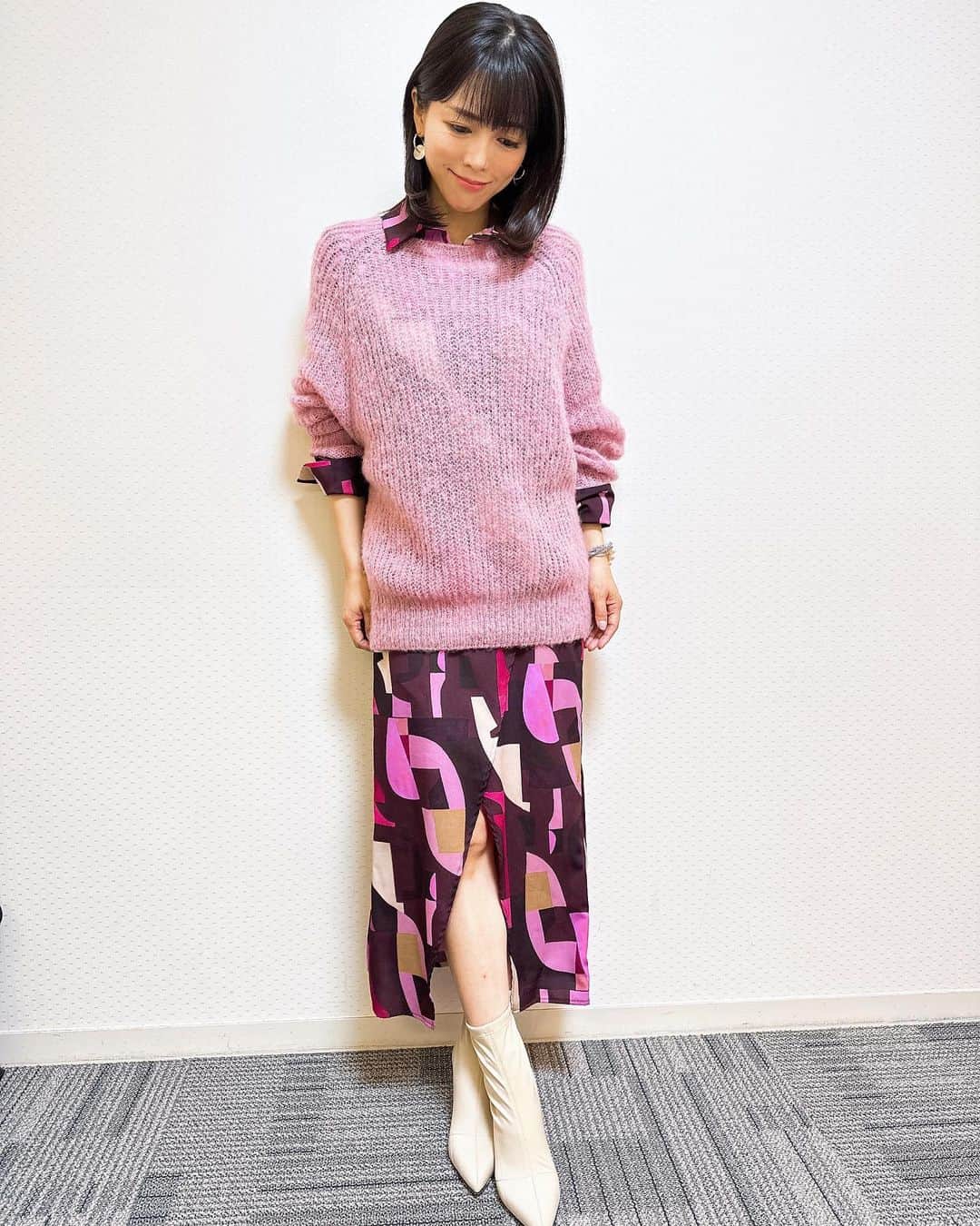 釈由美子のインスタグラム：「今日はバラエティー番組の収録でした🙋‍♀️  番組詳細は情報解禁されたらお伝えします🙆‍♀️  来週オンエアです❣️  ピンクのニット🩷が秋らしいですね🥰  急に涼しくなったので🍂 皆様、あたたかくしてご自愛ください♨️  セーター ワンピース ブーツ @marella_japan  ピアス @boo_bijou_room  ブレスレット @lohmejewelry」